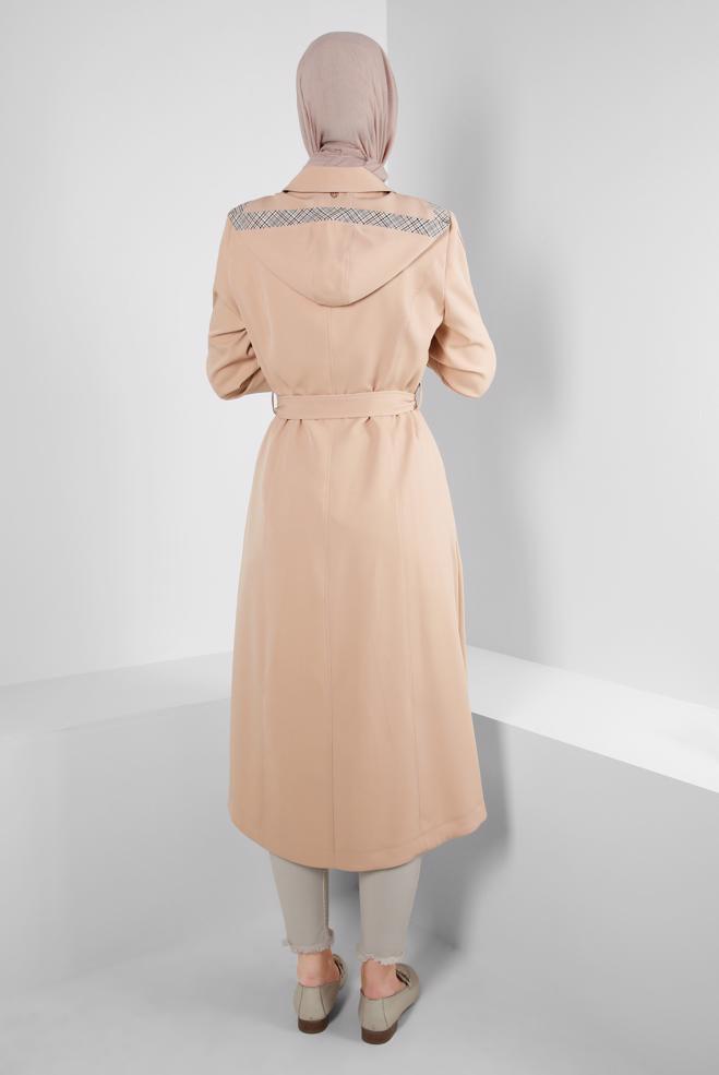 Tesettür giyim BEJ KAPÜŞONLU KUŞGÖZÜ DETAYLI TRENÇKOT 10710 - ALVİNA