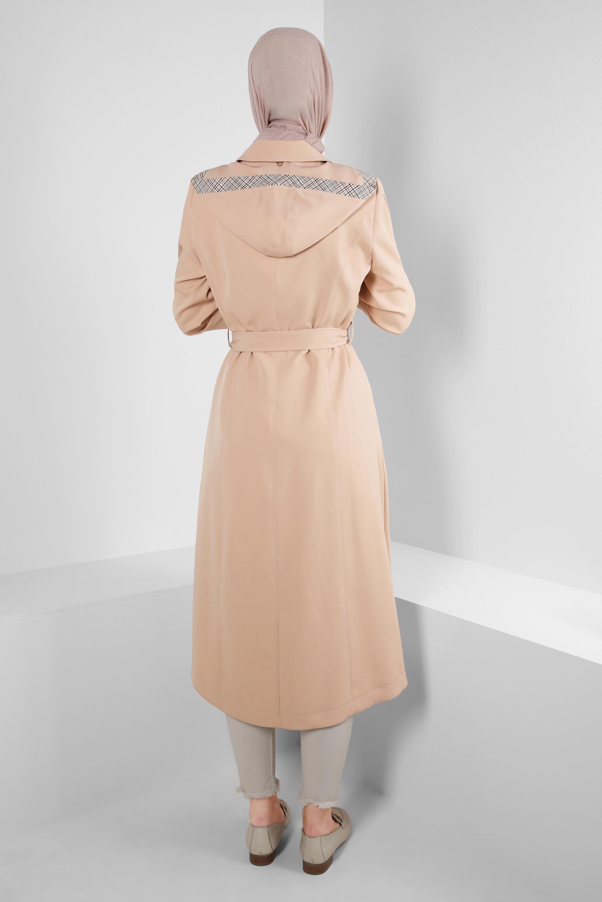 Tesettür giyim BEJ KAPÜŞONLU KUŞGÖZÜ DETAYLI TRENÇKOT 10710