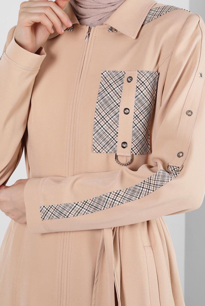 Tesettür giyim BEJ KAPÜŞONLU KUŞGÖZÜ DETAYLI TRENÇKOT 10710 - ALVİNA