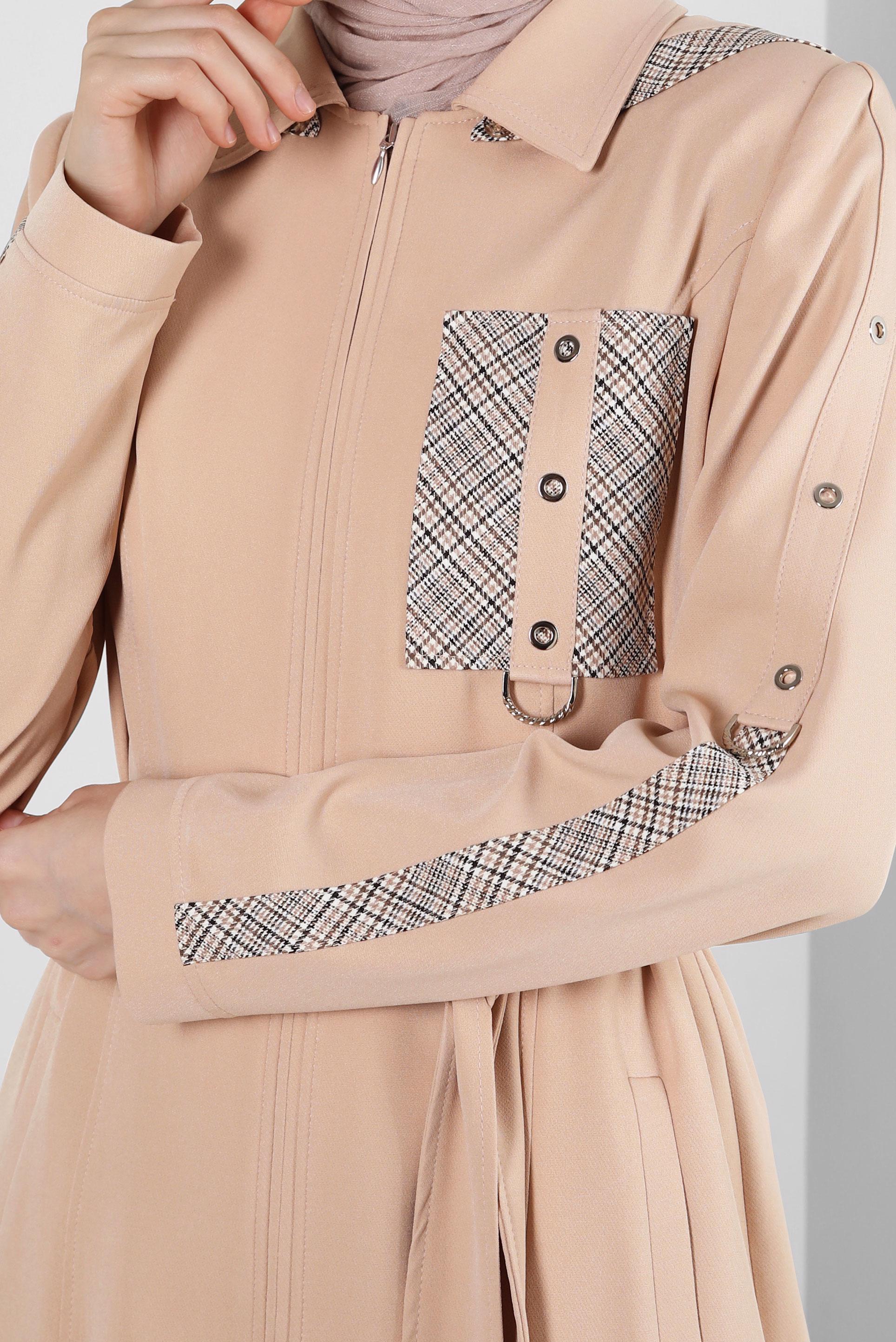 Tesettür giyim BEJ KAPÜŞONLU KUŞGÖZÜ DETAYLI TRENÇKOT 10710