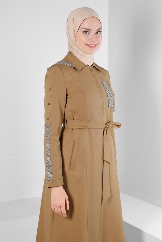Tesettür giyim KAHVE KAPÜŞONLU KUŞGÖZÜ DETAYLI TRENÇKOT 10710 - ALVİNA