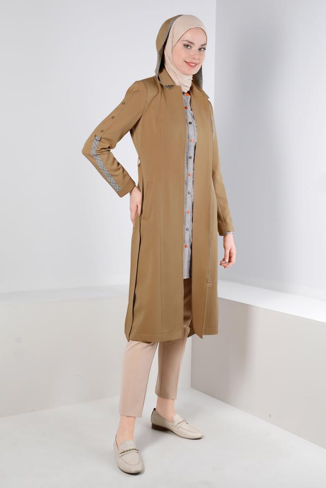 Tesettür giyim KAHVE KAPÜŞONLU KUŞGÖZÜ DETAYLI TRENÇKOT 10710 - ALVİNA