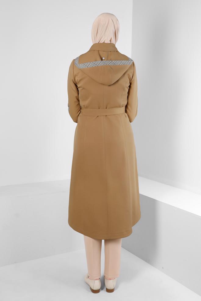 Tesettür giyim KAHVE KAPÜŞONLU KUŞGÖZÜ DETAYLI TRENÇKOT 10710 - ALVİNA