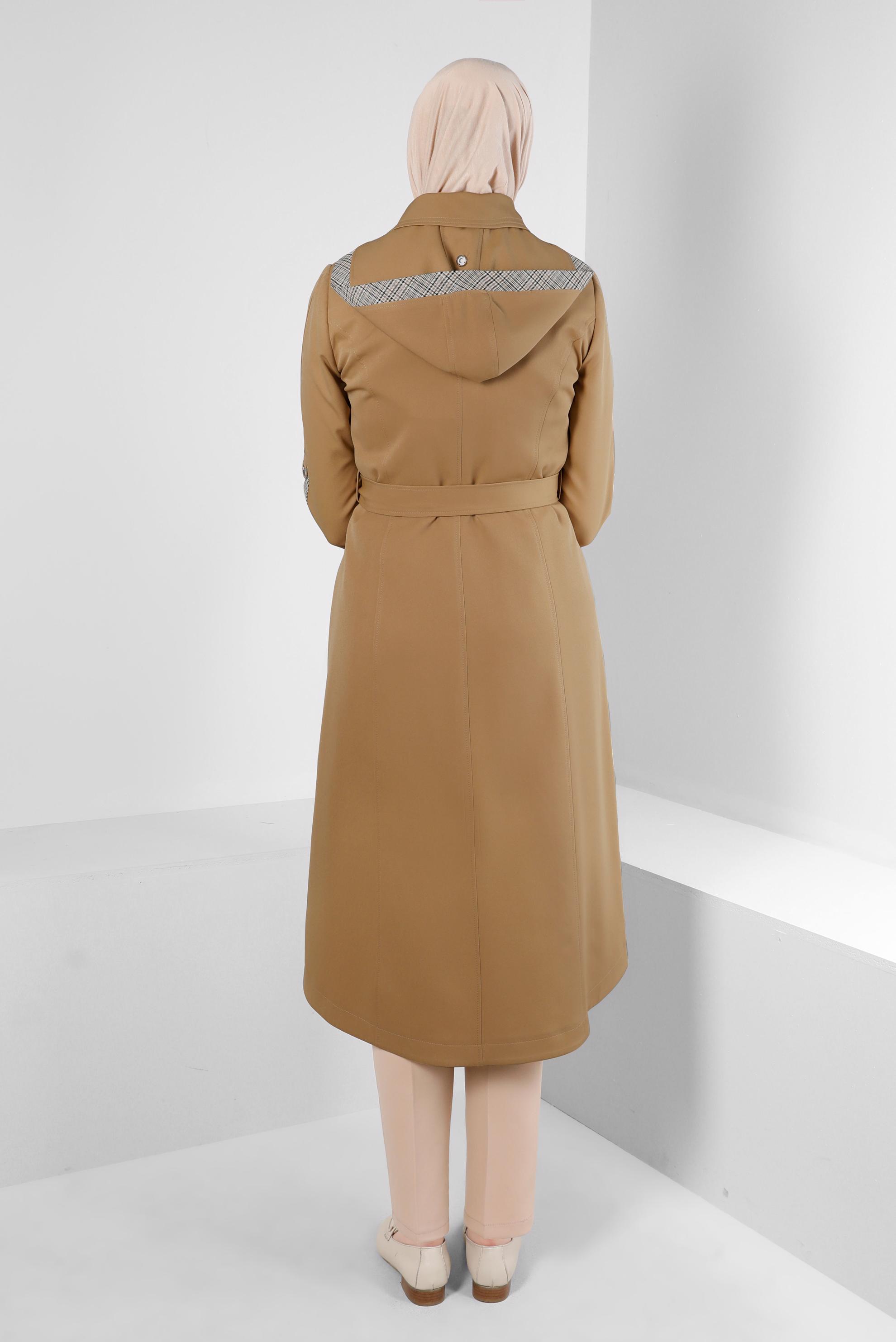 Tesettür giyim KAHVE KAPÜŞONLU KUŞGÖZÜ DETAYLI TRENÇKOT 10710