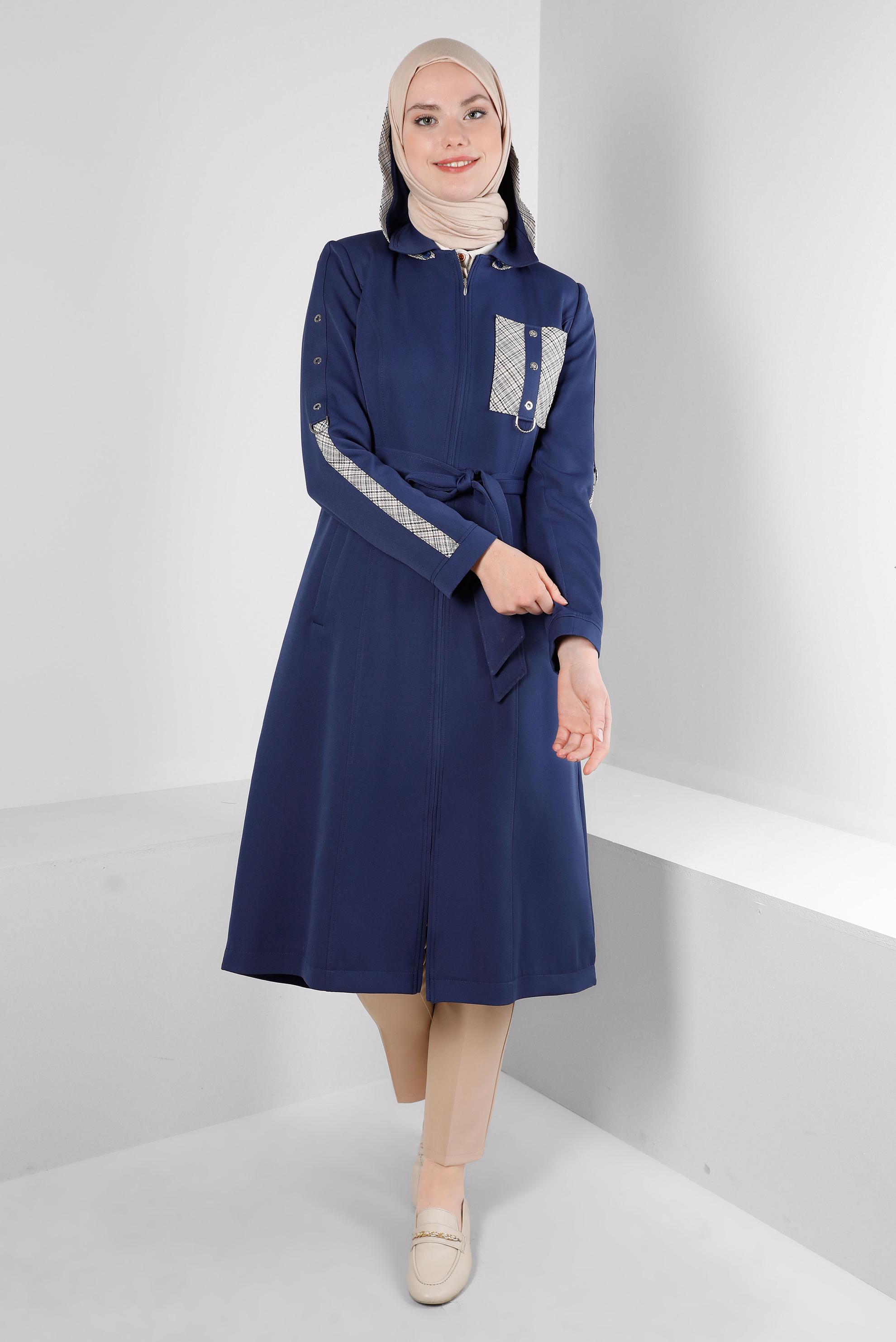 Tesettür giyim LACİVERT KAPÜŞONLU KUŞGÖZÜ DETAYLI TRENÇKOT 10710