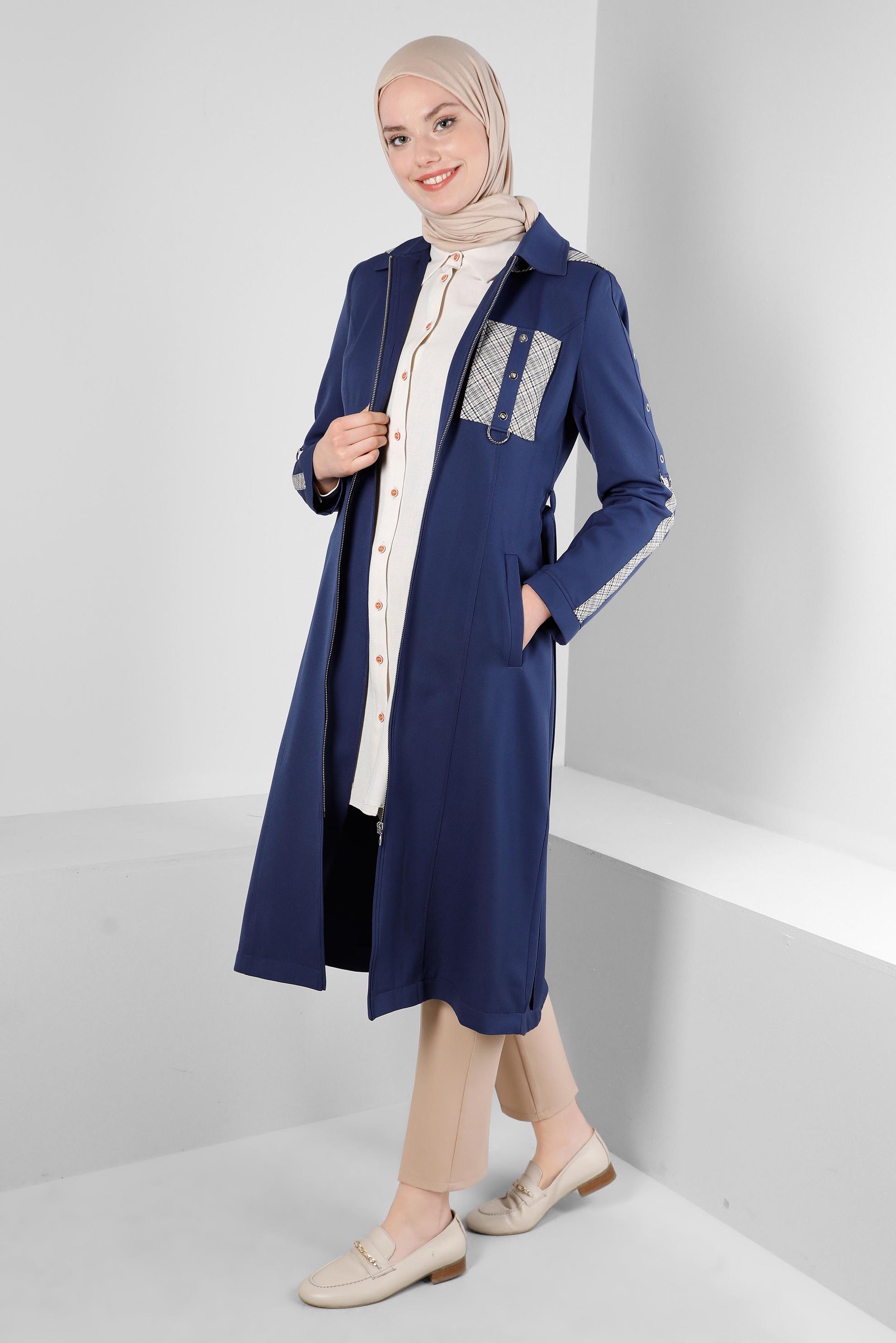 Tesettür giyim LACİVERT KAPÜŞONLU KUŞGÖZÜ DETAYLI TRENÇKOT 10710