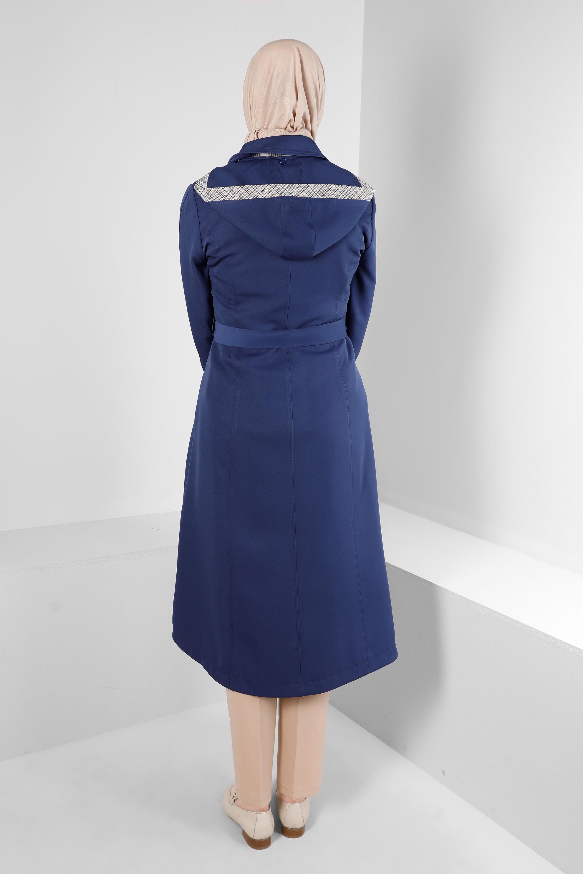 Tesettür giyim LACİVERT KAPÜŞONLU KUŞGÖZÜ DETAYLI TRENÇKOT 10710