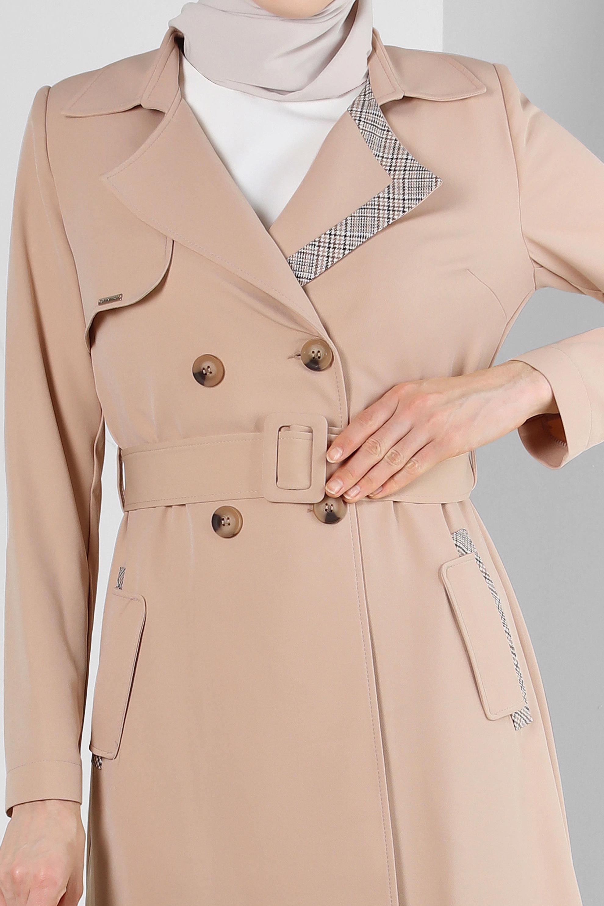 Tesettür giyim BEJ EKOSE DETAYLI KEMERLİ TRENÇKOT 10715