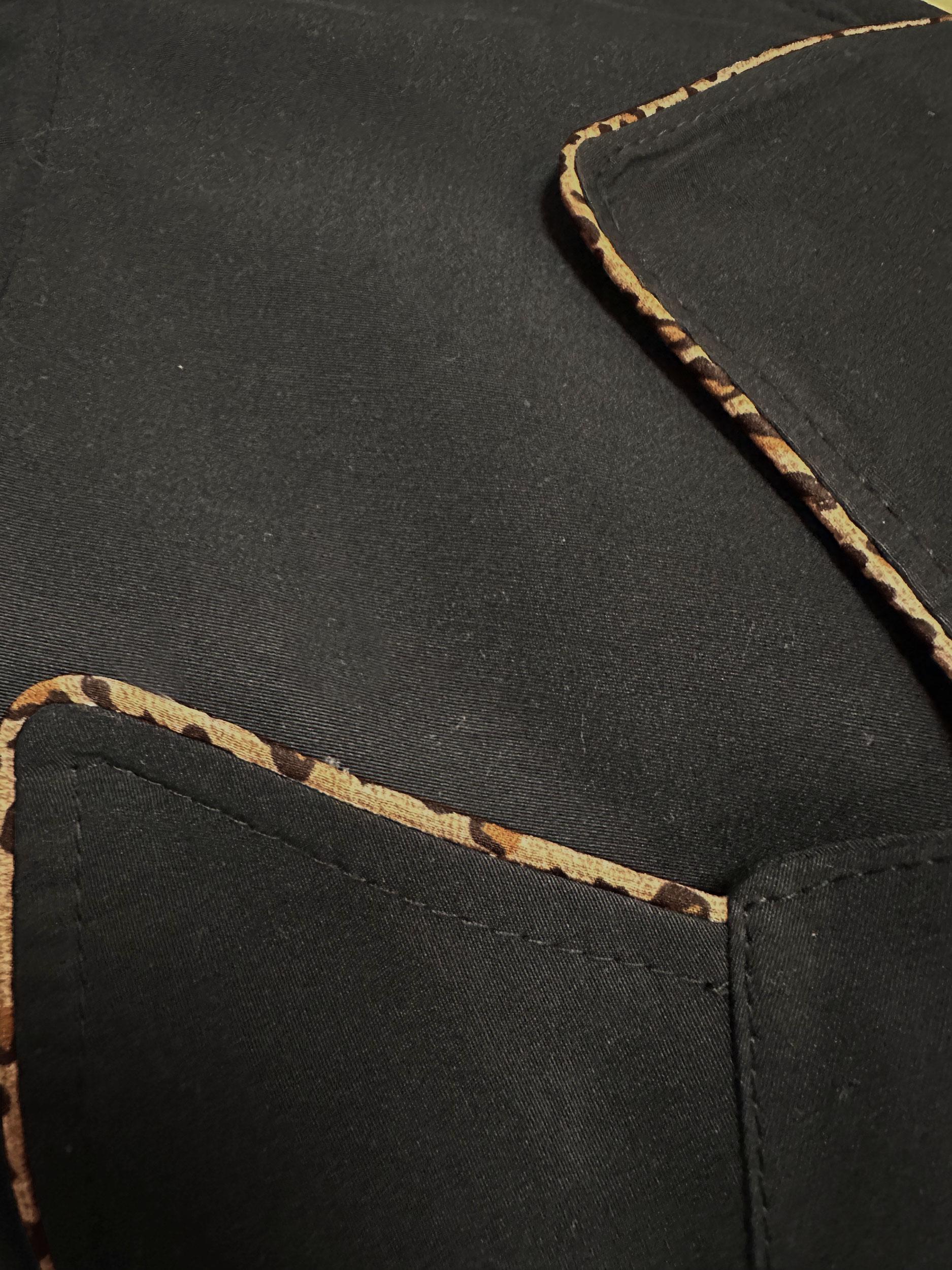 Tesettür giyim SİYAH KRUVAZE YAKA KEMERLİ TRENÇKOT 10716