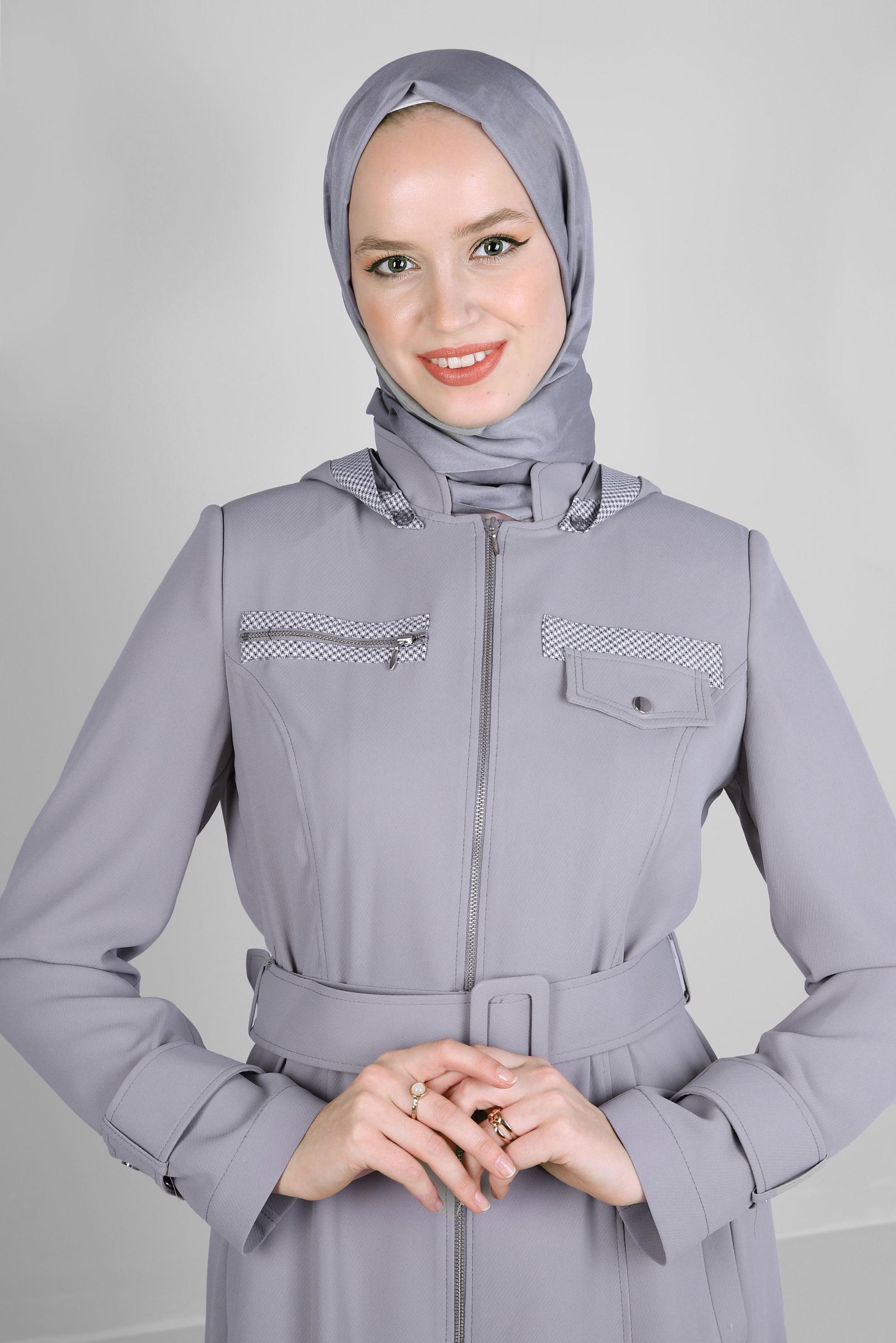 Tesettür giyim GRİ ÇIKARILABİLİR KAPÜŞONLU KEMERLİ TRENÇKOT 10718