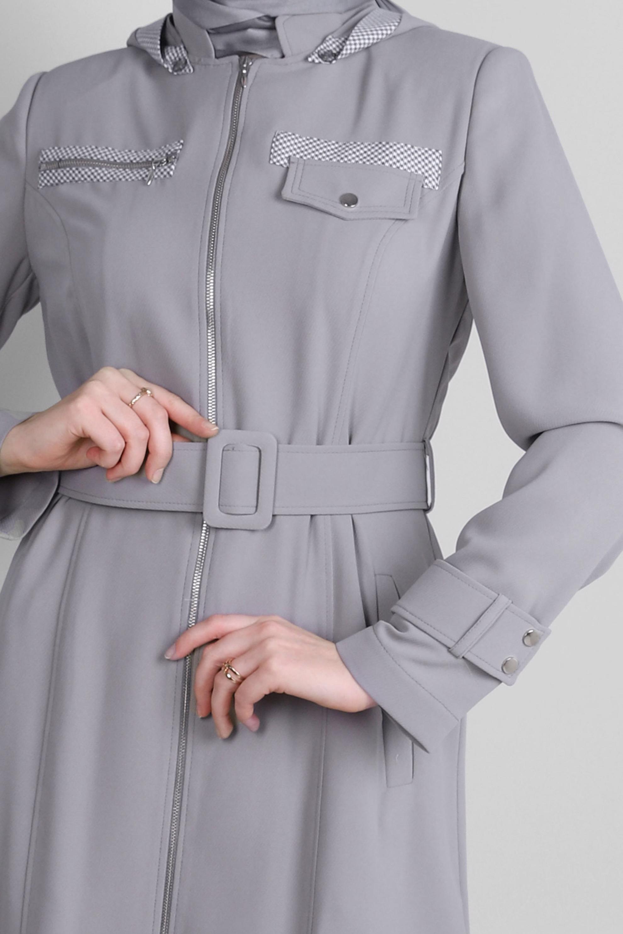 Tesettür giyim GRİ ÇIKARILABİLİR KAPÜŞONLU KEMERLİ TRENÇKOT 10718