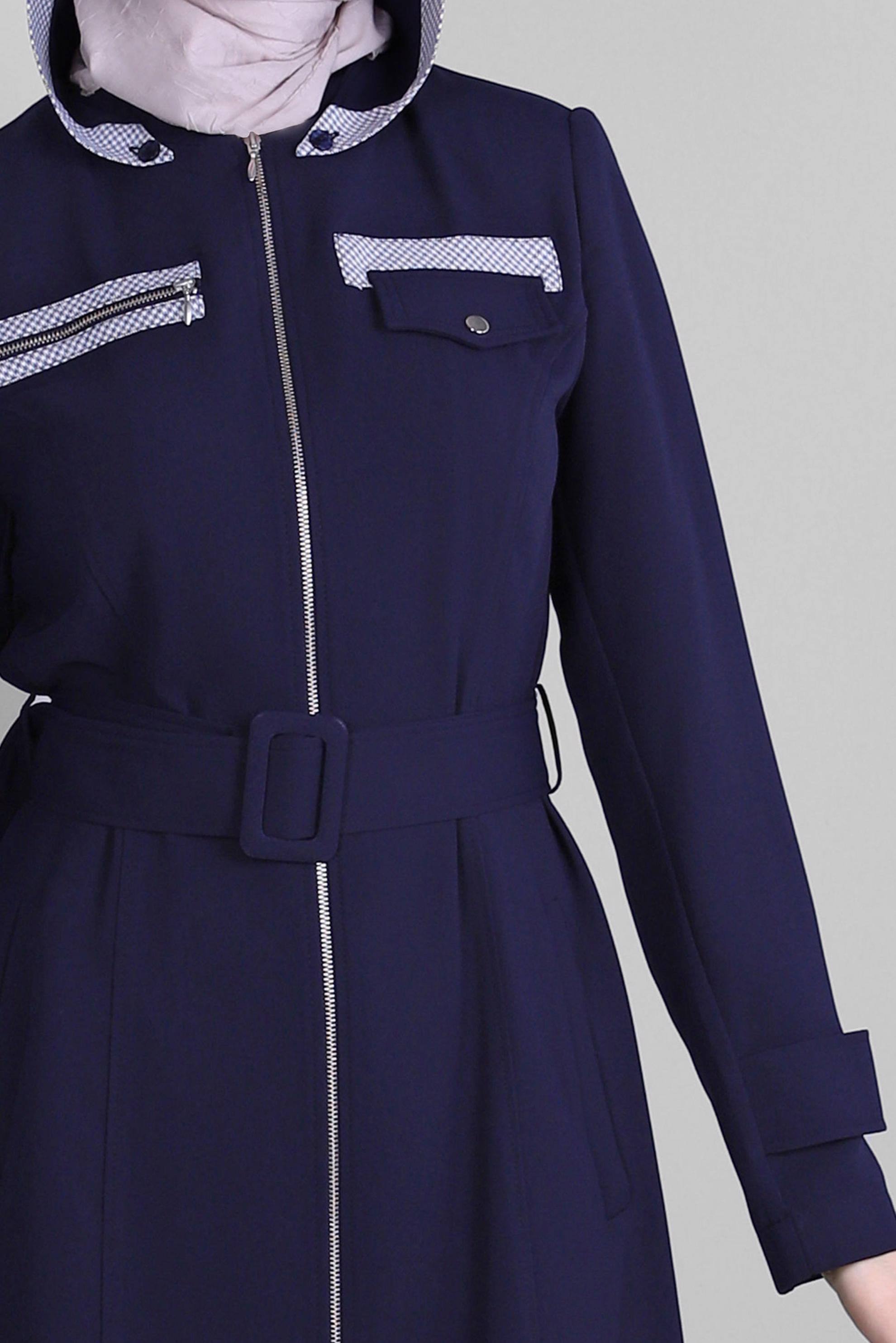 Tesettür giyim LACİVERT ÇIKARILABİLİR KAPÜŞONLU KEMERLİ TRENÇKOT 10718