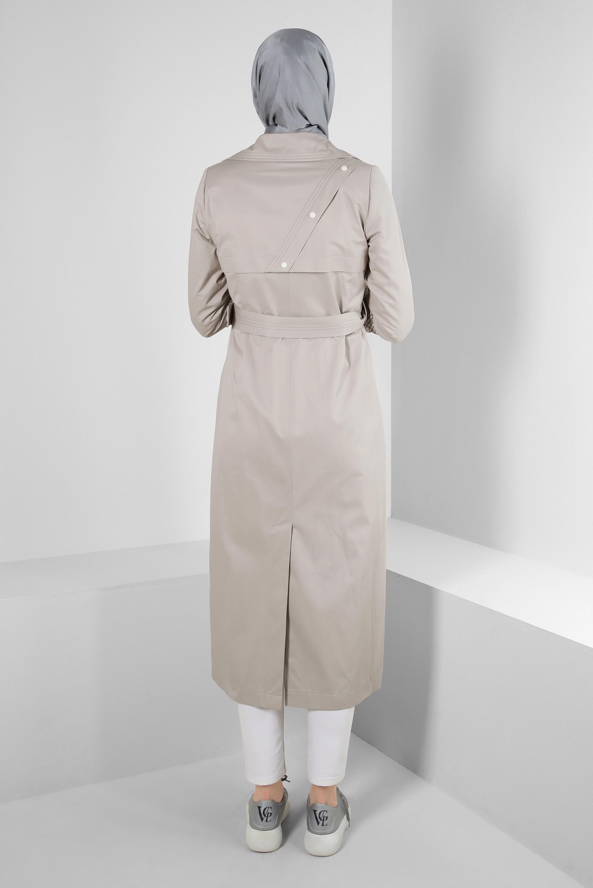 Tesettür giyim BEJ EKOSE DETAYLI KEMERLİ ÇITÇITLI TRENÇKOT 10743