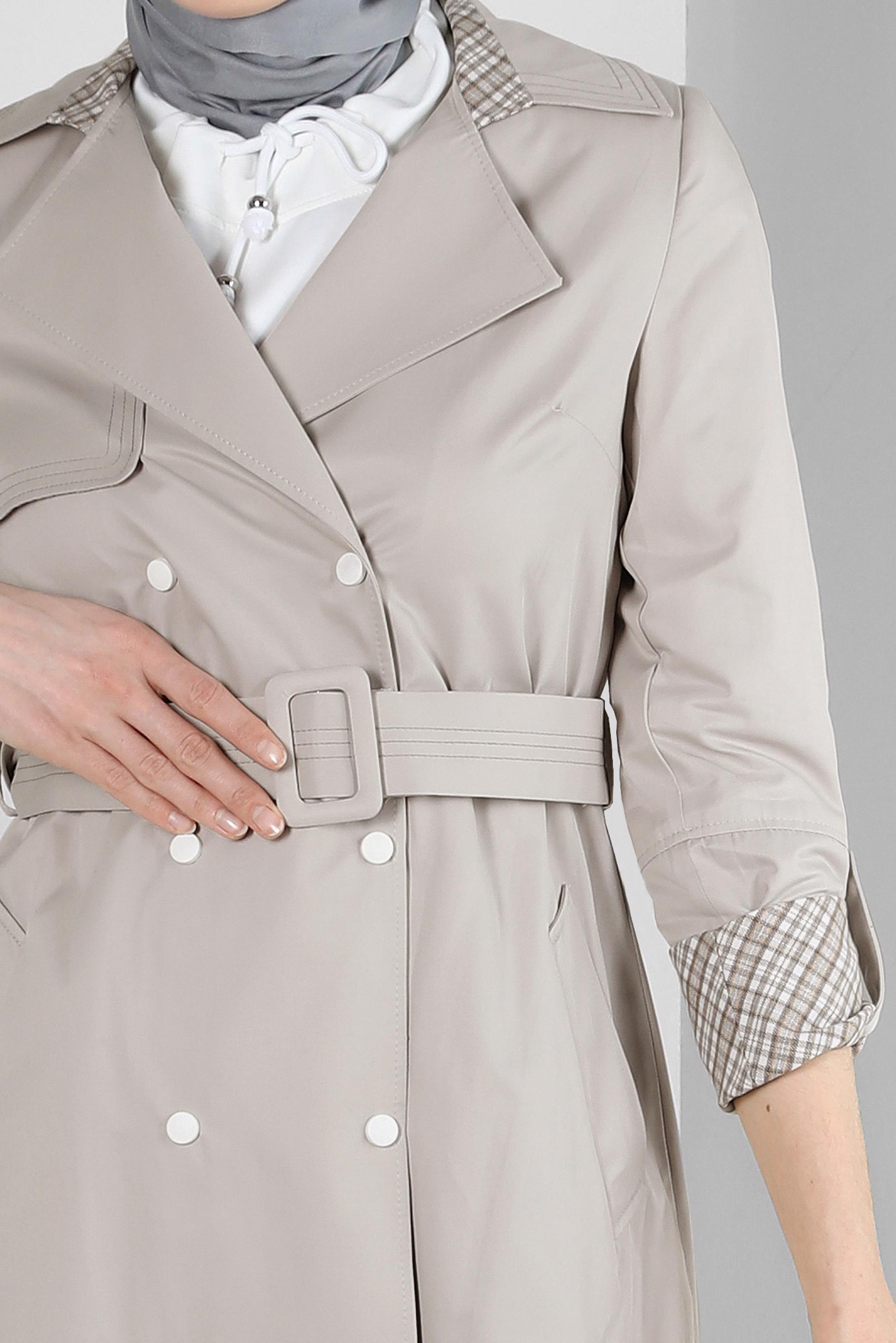 Tesettür giyim BEJ EKOSE DETAYLI KEMERLİ ÇITÇITLI TRENÇKOT 10743