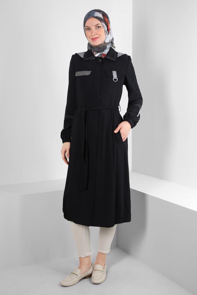 Tesettür giyim SİYAH ZIMBA DETAYLI ÇIKARILABİLİR KAPÜŞONLU TRENÇKOT 10745 - ALVİNA