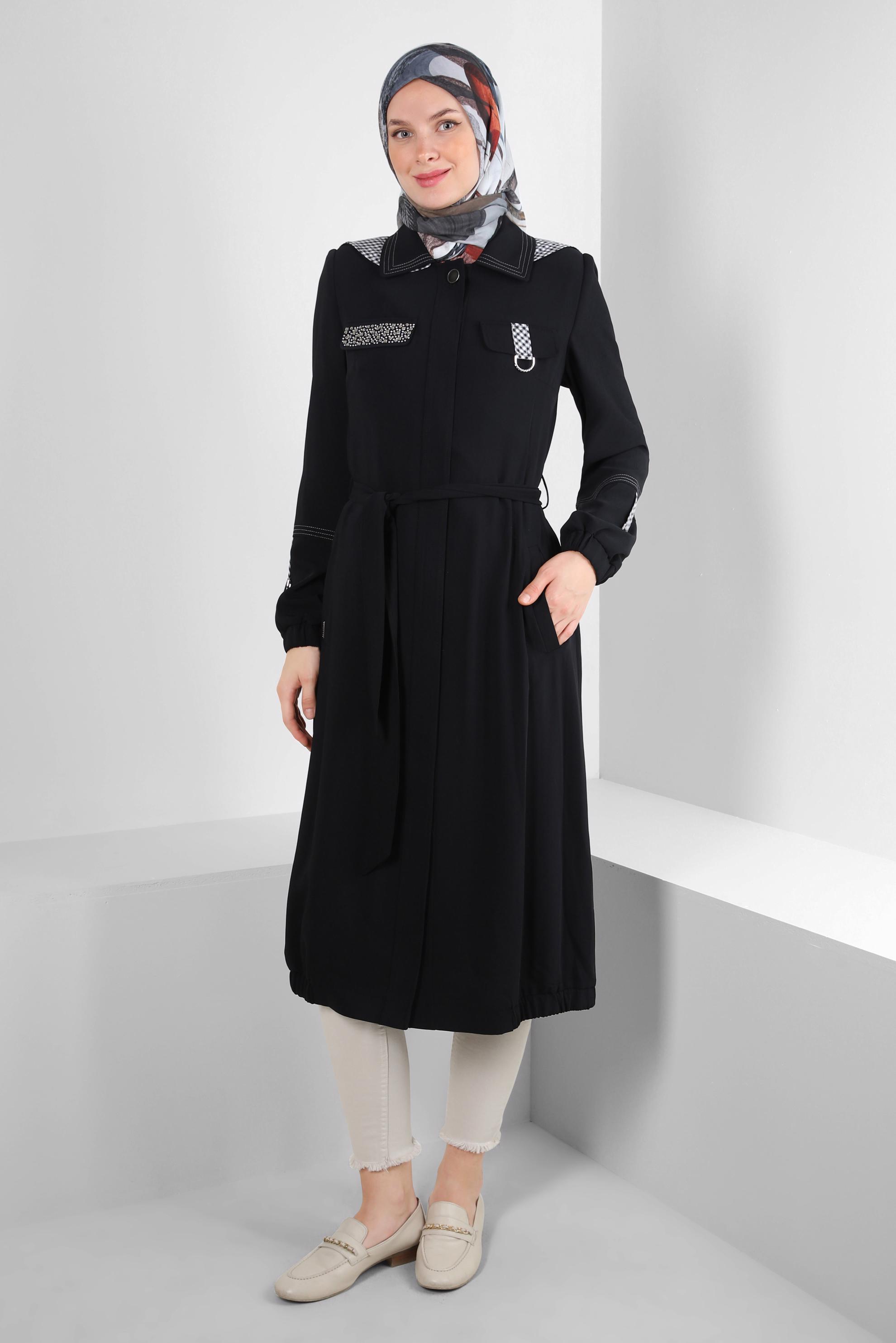Tesettür giyim SİYAH ZIMBA DETAYLI ÇIKARILABİLİR KAPÜŞONLU TRENÇKOT 10745