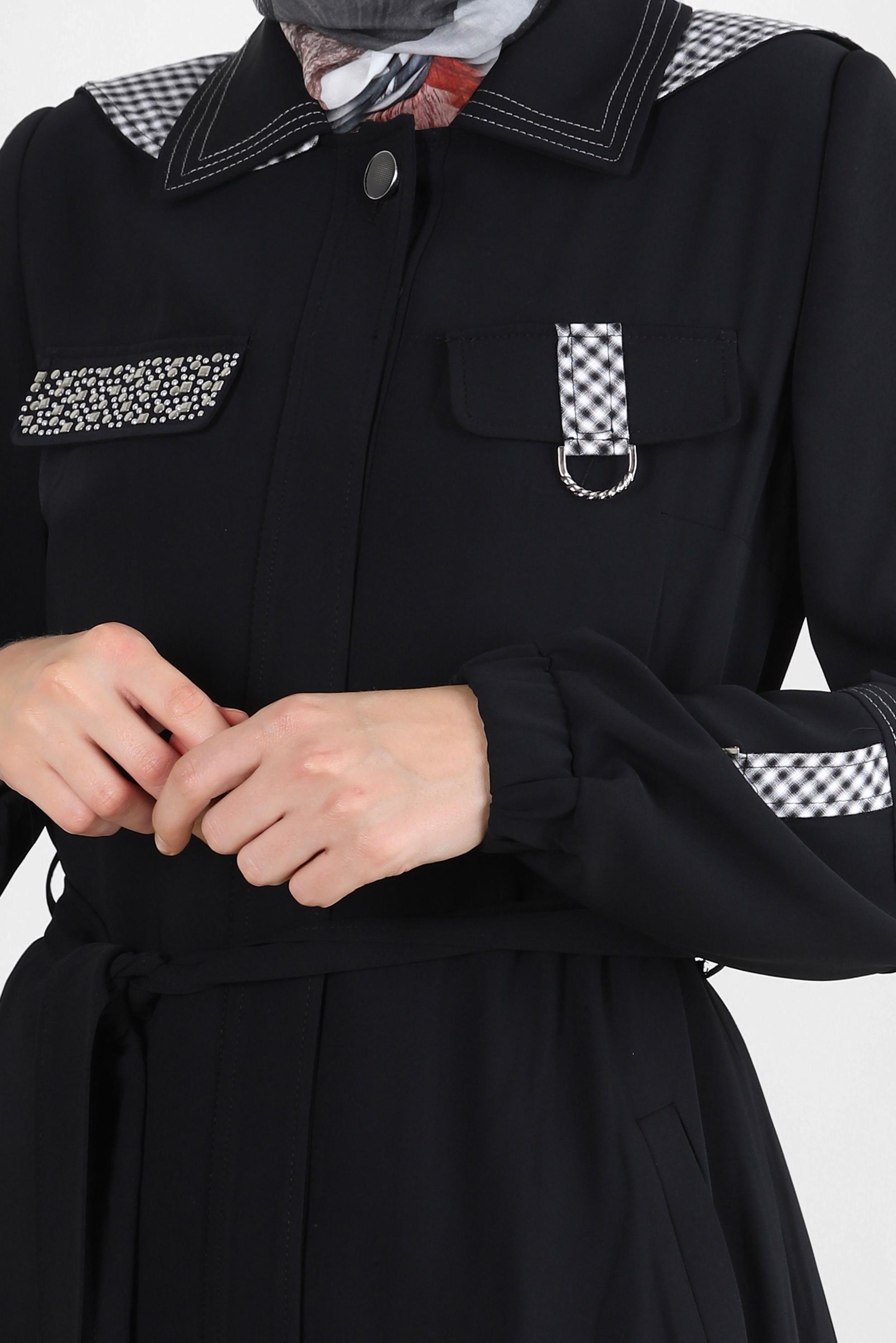 Tesettür giyim SİYAH ZIMBA DETAYLI ÇIKARILABİLİR KAPÜŞONLU TRENÇKOT 10745