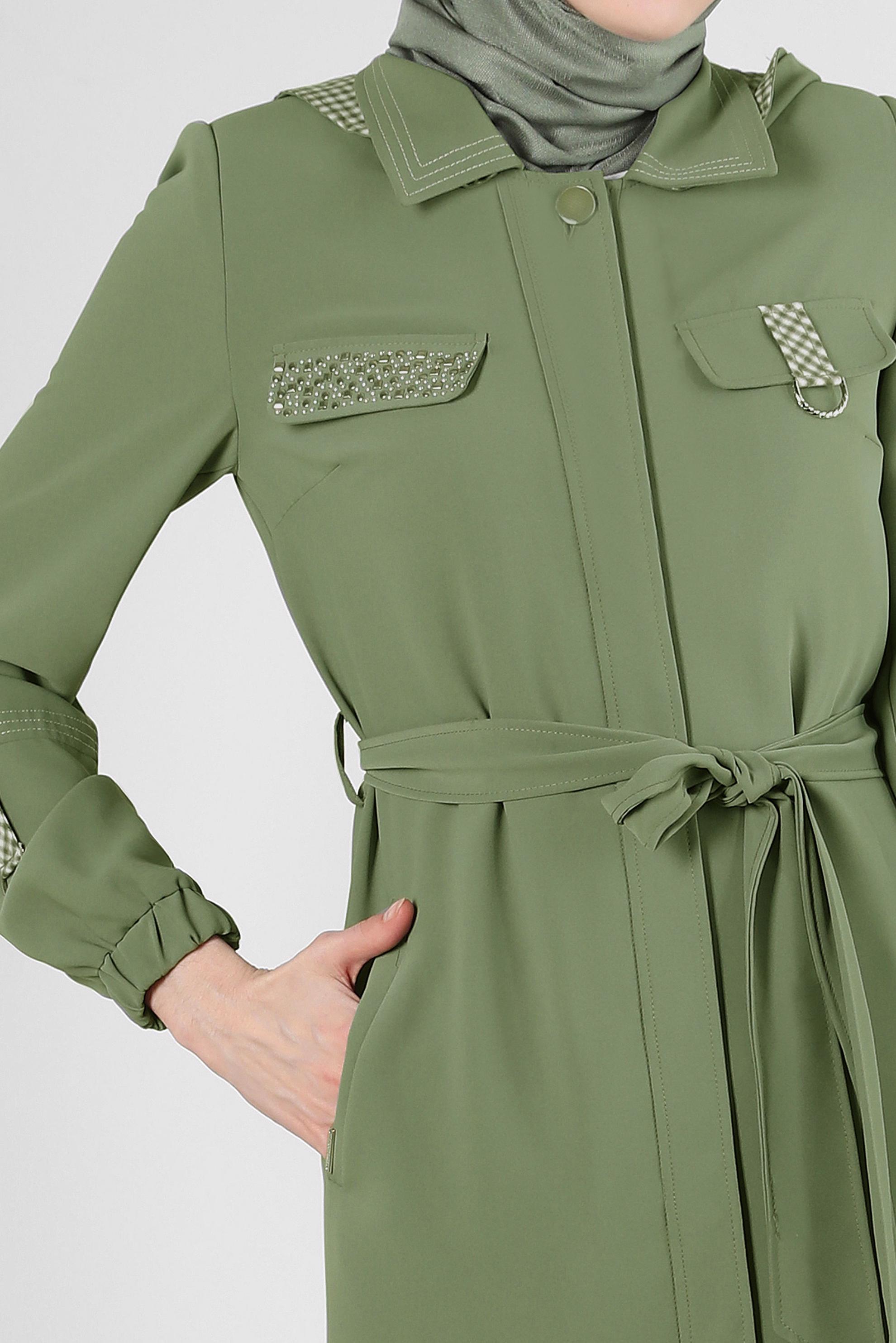 Tesettür giyim HAKİ ZIMBA DETAYLI ÇIKARILABİLİR KAPÜŞONLU TRENÇKOT 10745