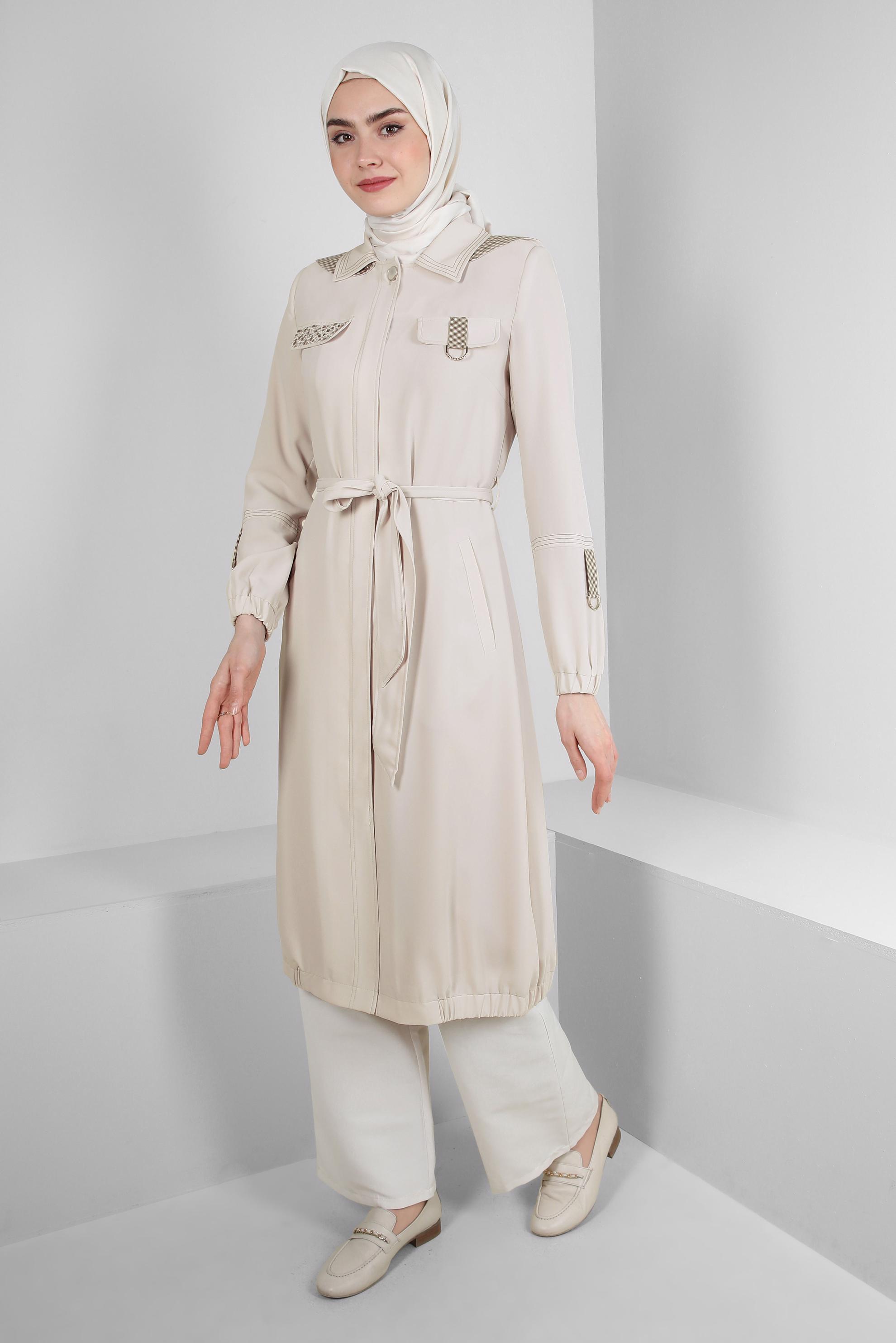 Tesettür giyim BEJ ZIMBA DETAYLI ÇIKARILABİLİR KAPÜŞONLU TRENÇKOT 10745
