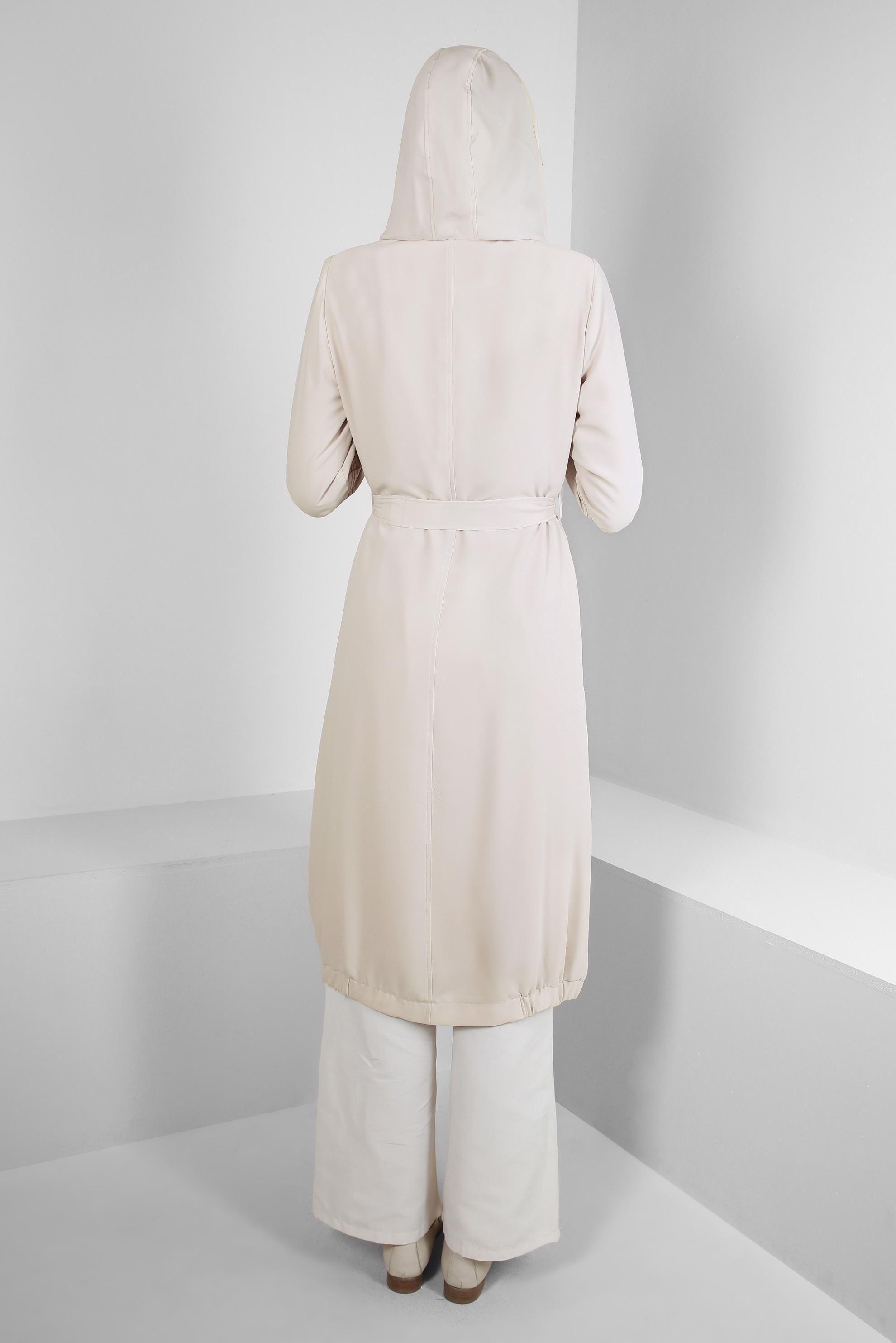 Tesettür giyim BEJ ZIMBA DETAYLI ÇIKARILABİLİR KAPÜŞONLU TRENÇKOT 10745