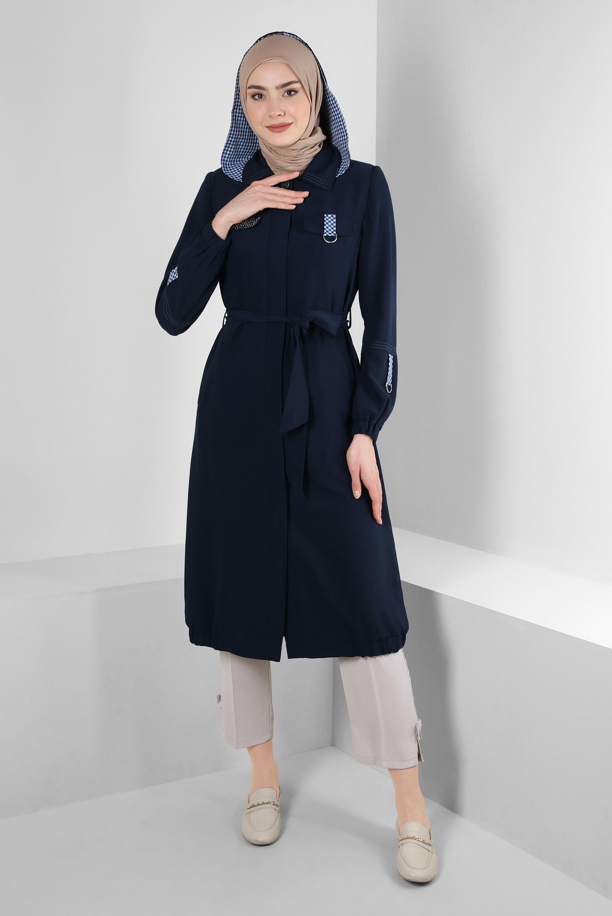 Tesettür giyim LACİVERT ZIMBA DETAYLI ÇIKARILABİLİR KAPÜŞONLU TRENÇKOT 10745