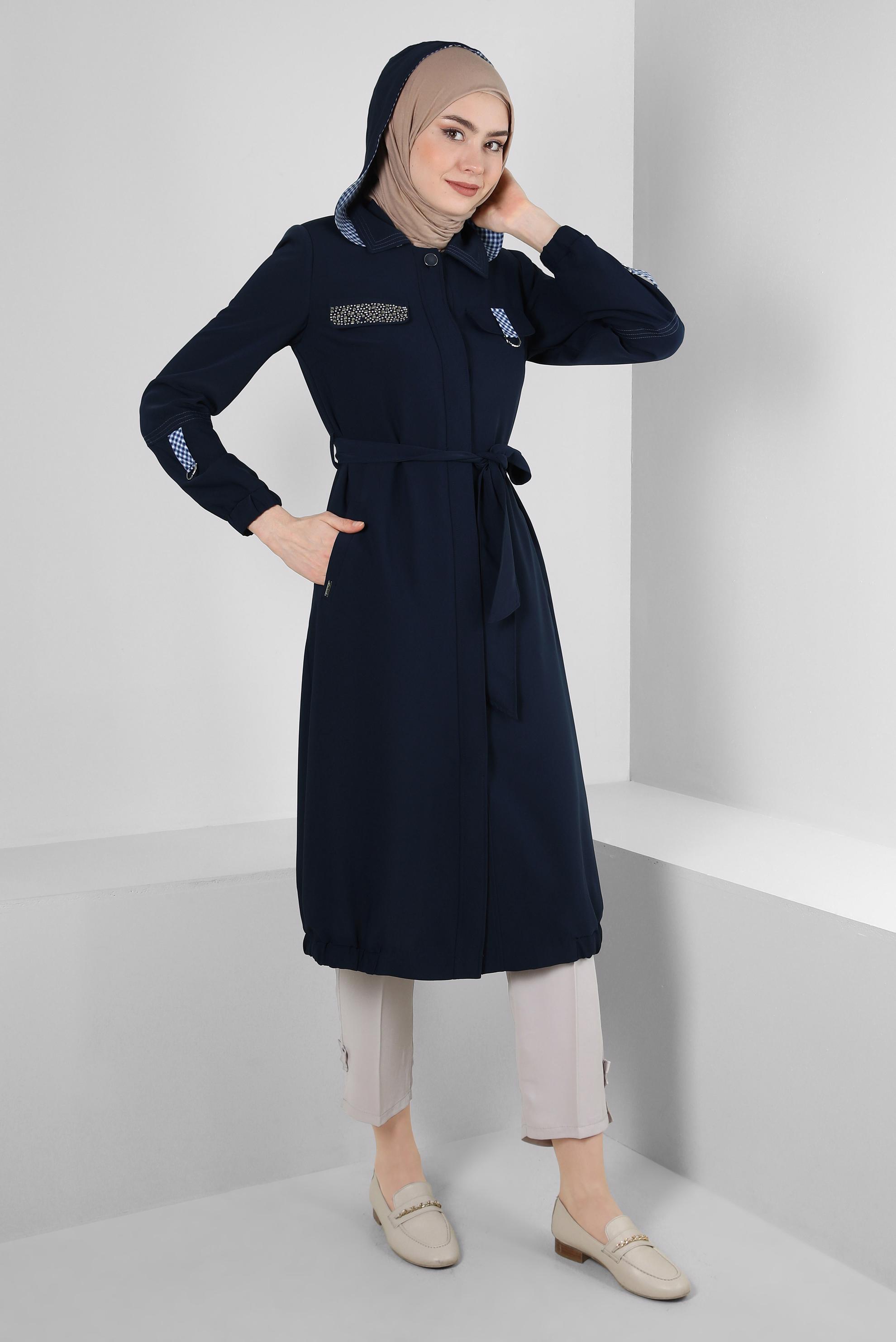 Tesettür giyim LACİVERT ZIMBA DETAYLI ÇIKARILABİLİR KAPÜŞONLU TRENÇKOT 10745