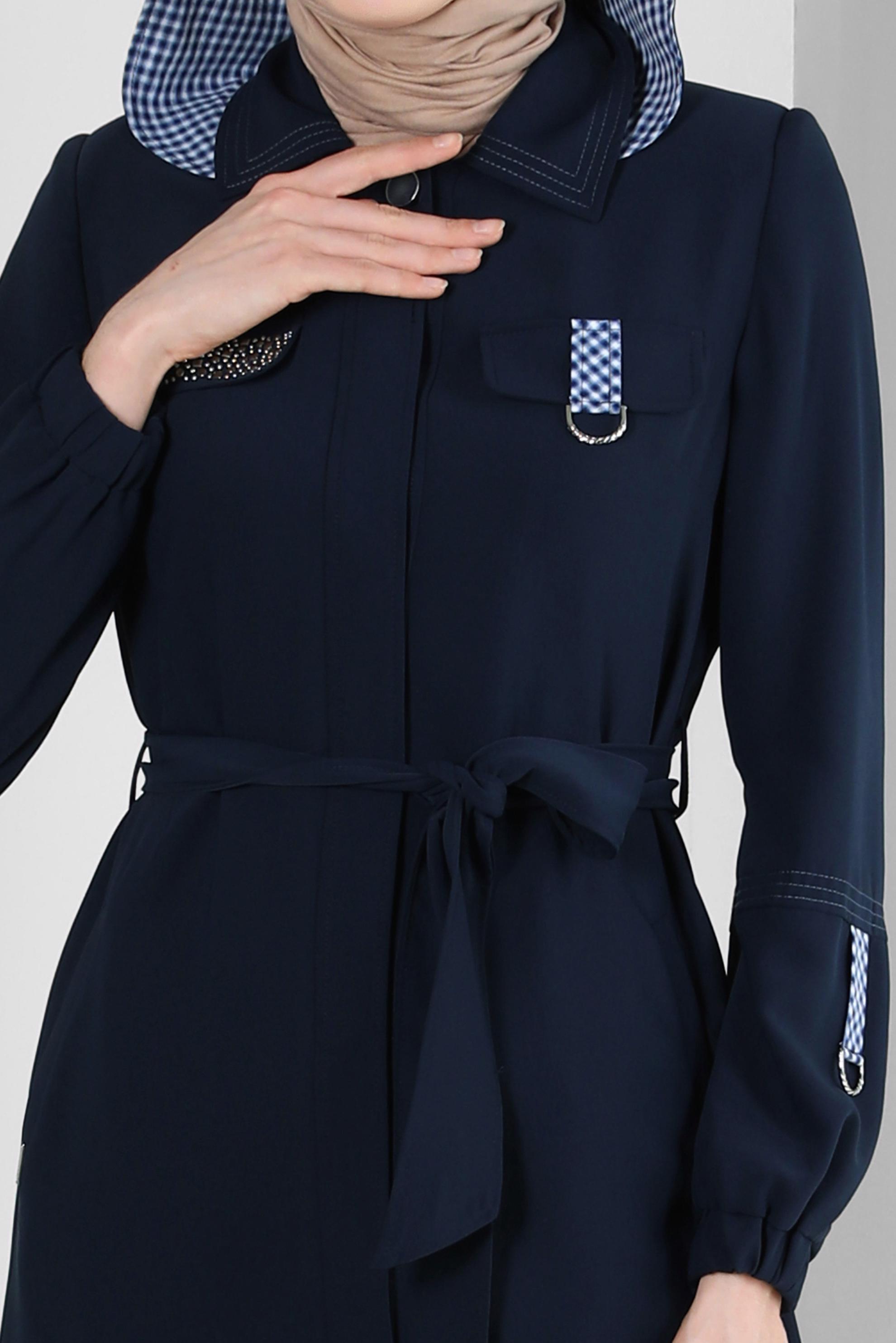 Tesettür giyim LACİVERT ZIMBA DETAYLI ÇIKARILABİLİR KAPÜŞONLU TRENÇKOT 10745