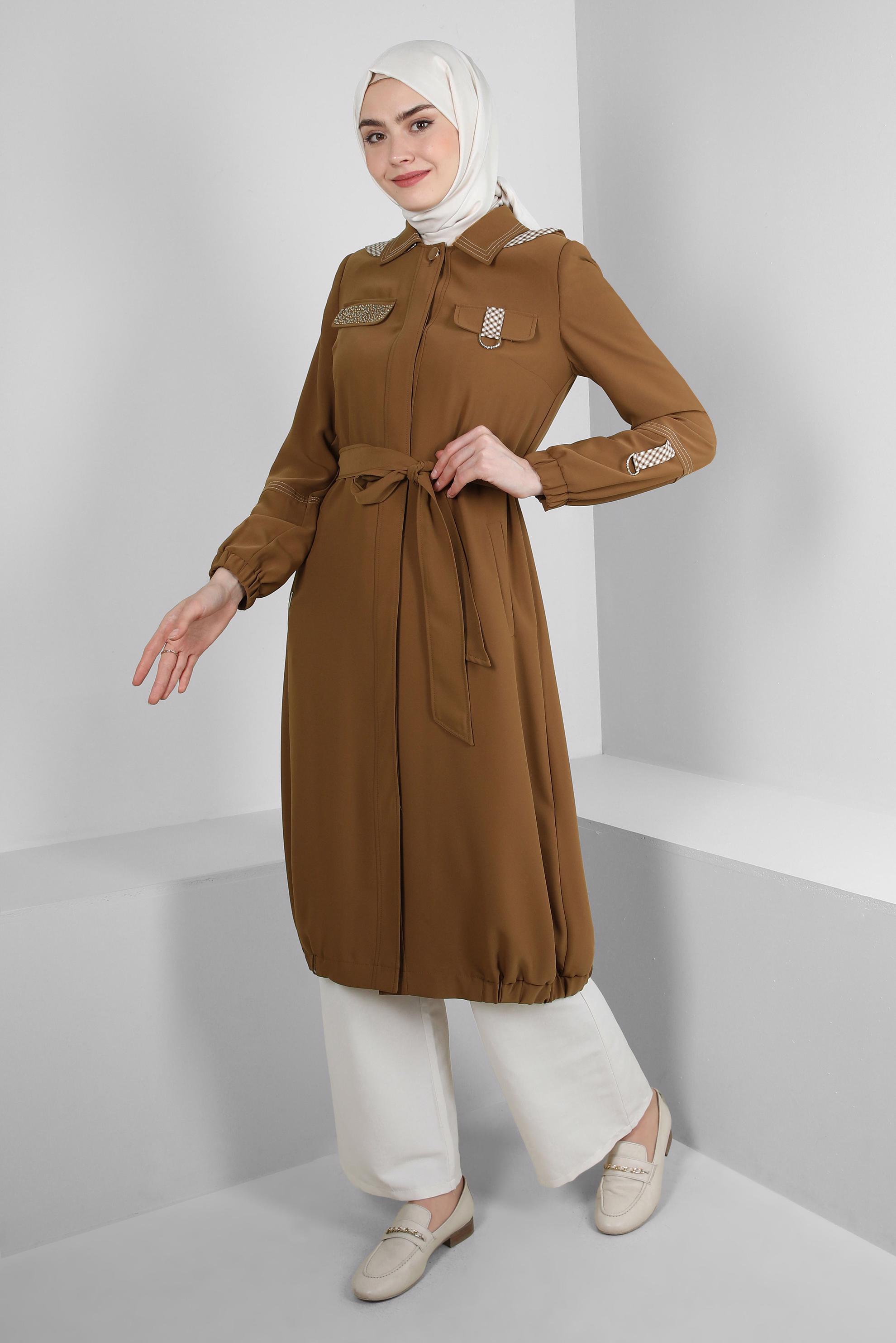 Tesettür giyim TABA ZIMBA DETAYLI ÇIKARILABİLİR KAPÜŞONLU TRENÇKOT 10745