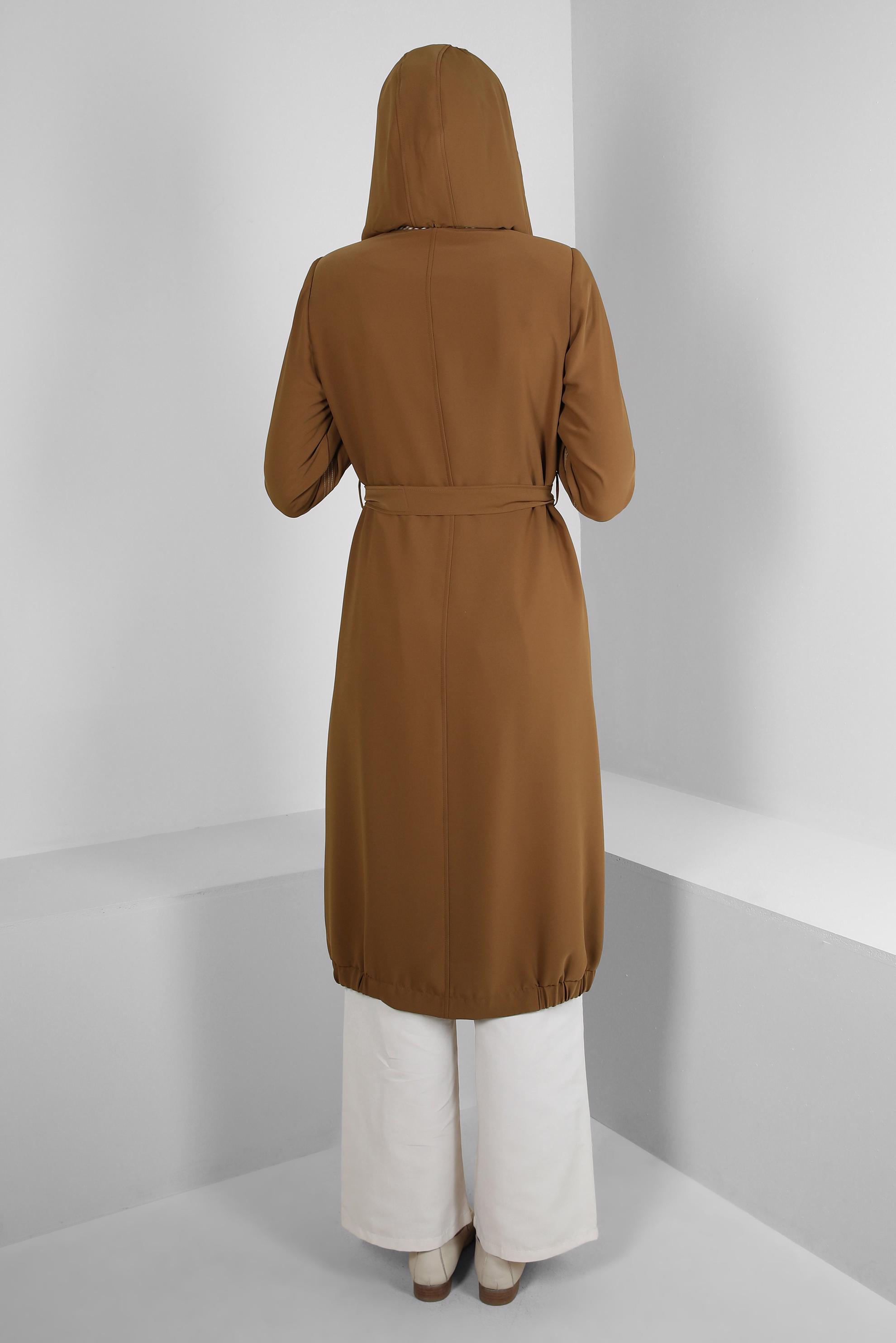 Tesettür giyim TABA ZIMBA DETAYLI ÇIKARILABİLİR KAPÜŞONLU TRENÇKOT 10745