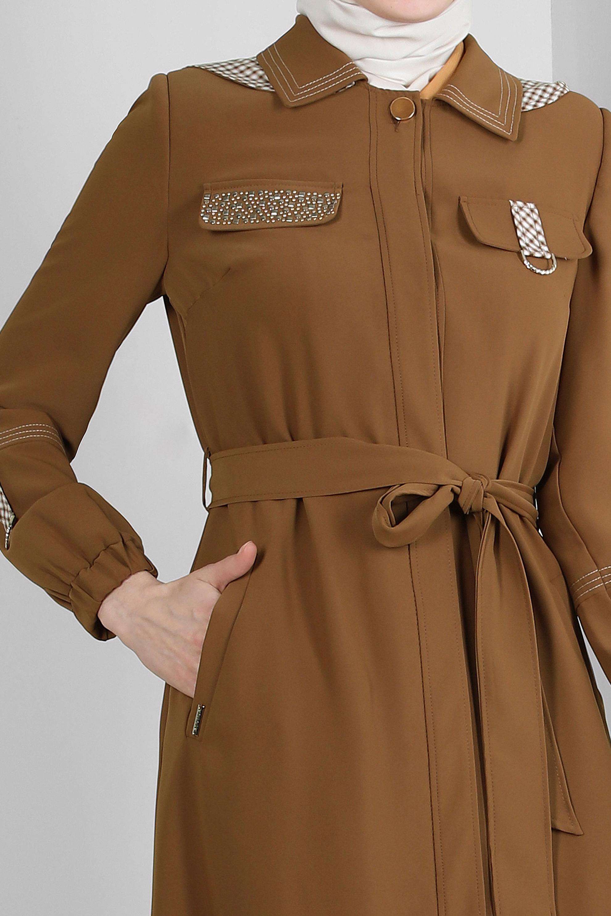 Tesettür giyim TABA ZIMBA DETAYLI ÇIKARILABİLİR KAPÜŞONLU TRENÇKOT 10745