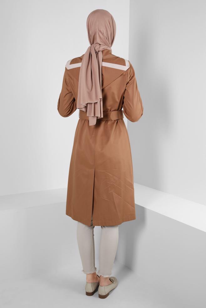 Tesettür giyim TABA KAZAYAĞI DESEN DETAYLI KEMERLİ TRENÇKOT 10753 - ALVİNA