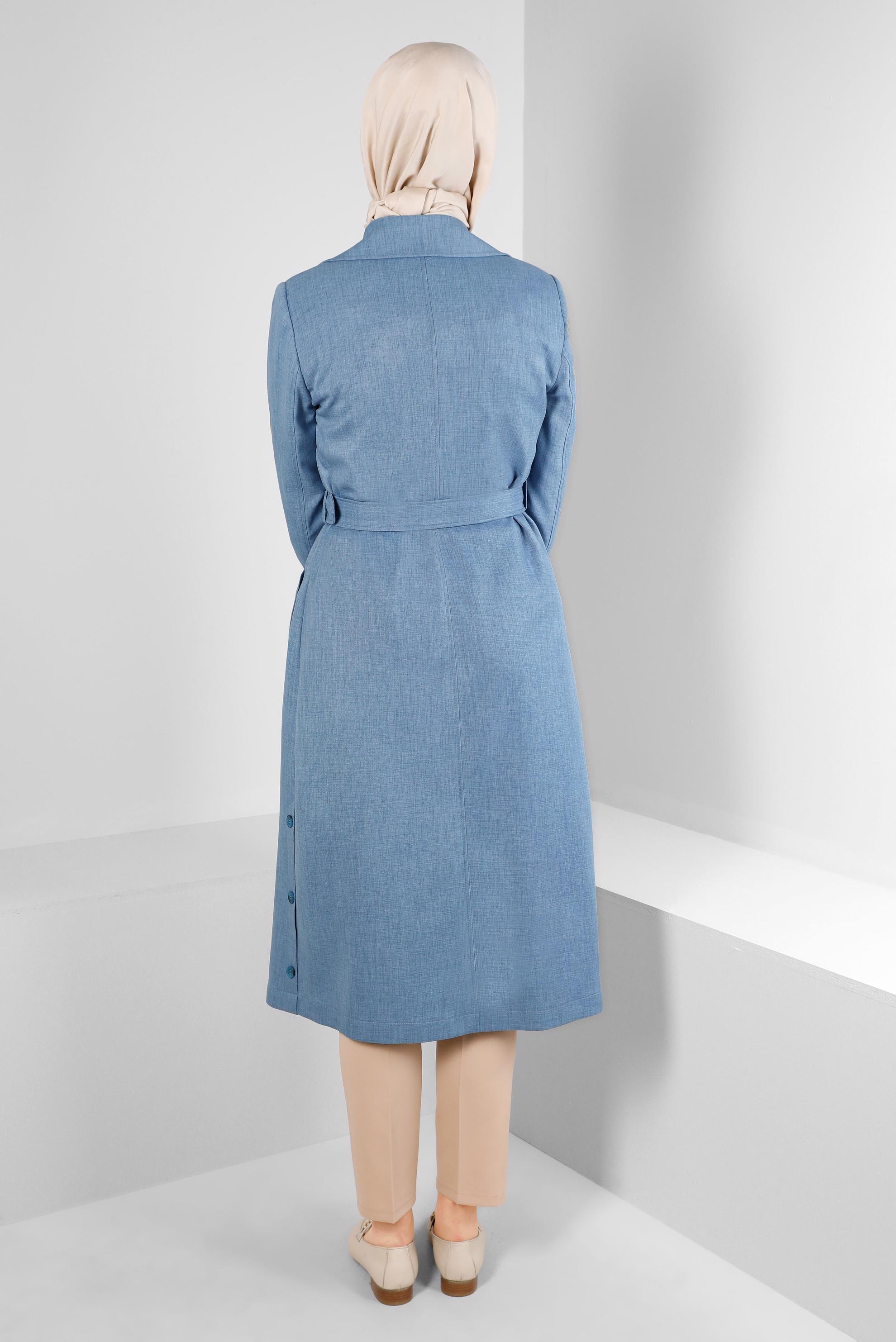 Tesettür giyim MAVİ KRUVAZE YAKA KEMERLİ DÜĞMELİ TRENÇKOT 10758