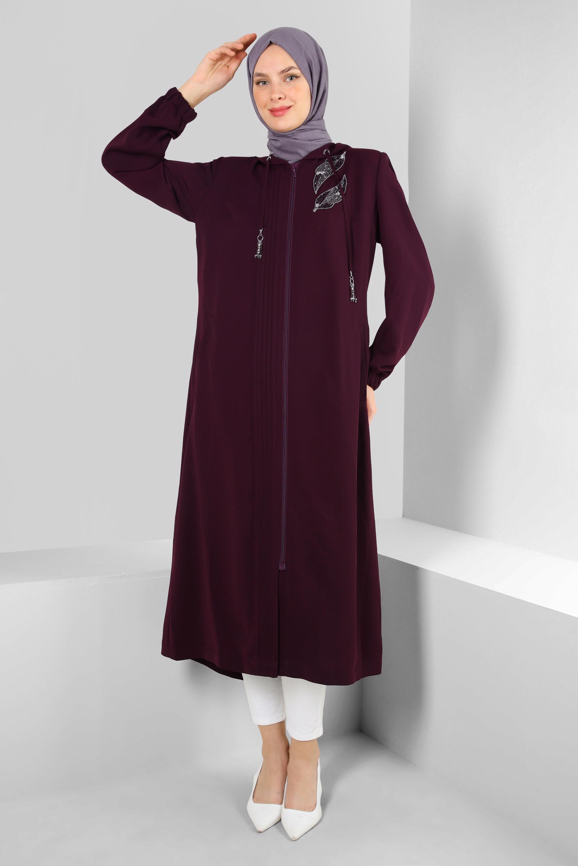 Tesettür giyim BORDO KAPÜŞONLU TAŞ BASKILI TRENÇKOT 10760