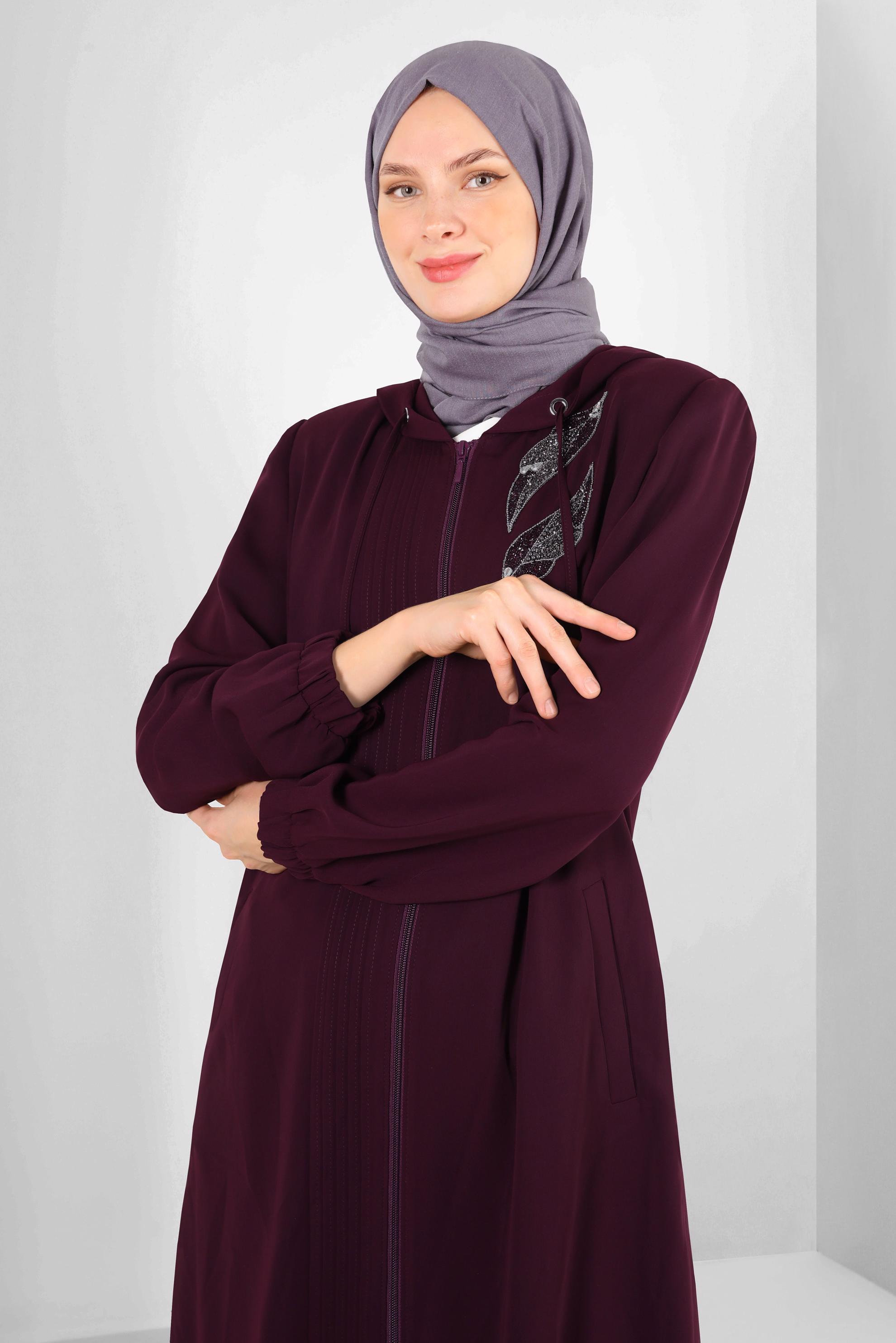 Tesettür giyim BORDO KAPÜŞONLU TAŞ BASKILI TRENÇKOT 10760