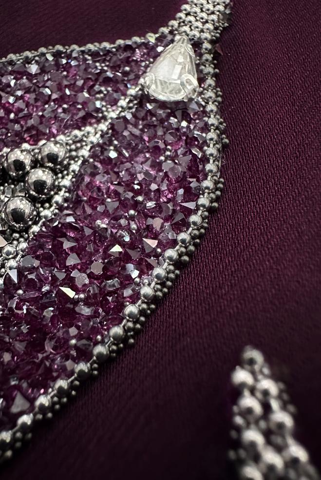 Tesettür giyim BORDO KAPÜŞONLU TAŞ BASKILI TRENÇKOT 10760 - ALVİNA