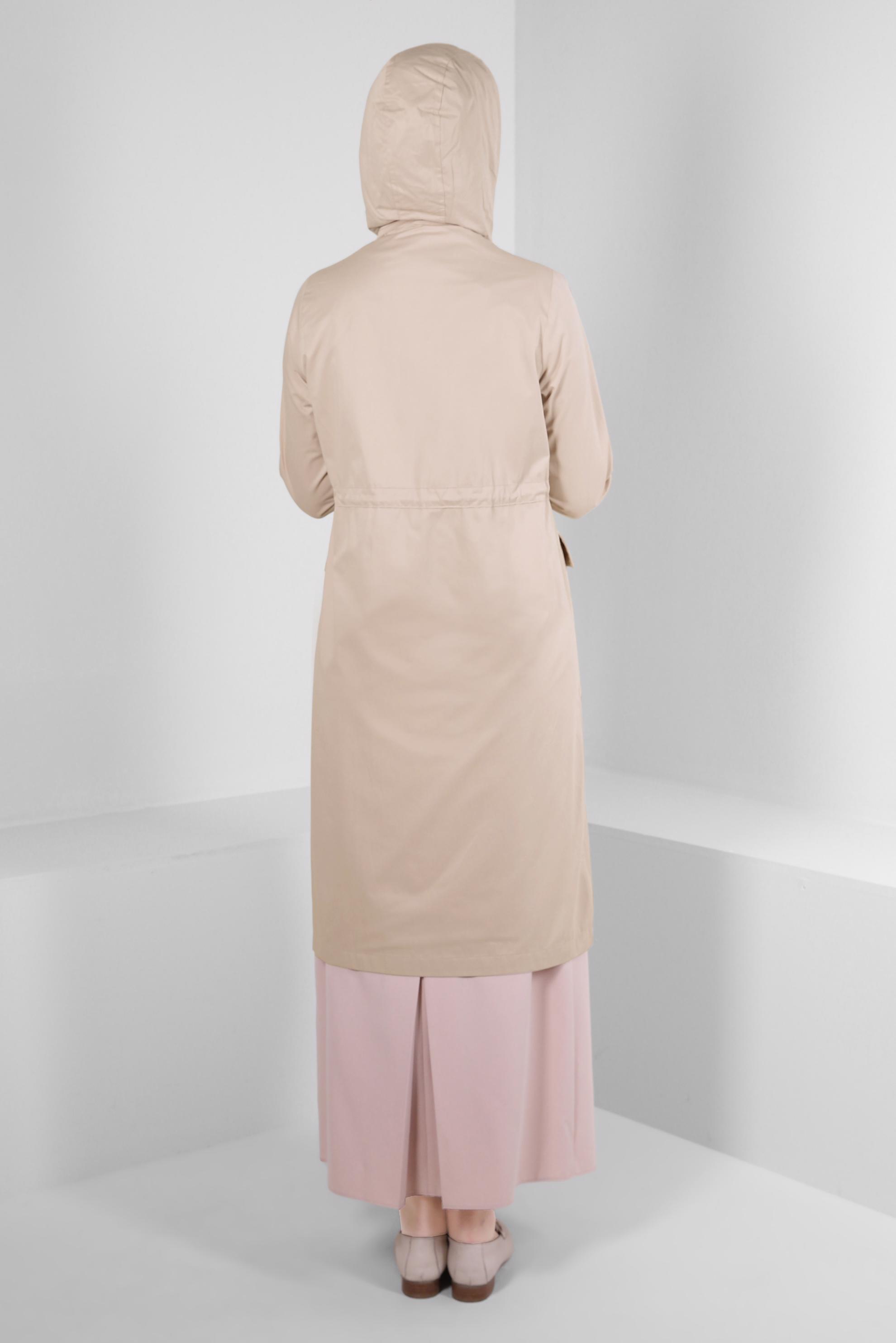 Tesettür giyim BEJ KAPÜŞONLU BELİ LASTİK İP DETAYLI TRENÇKOT 10762