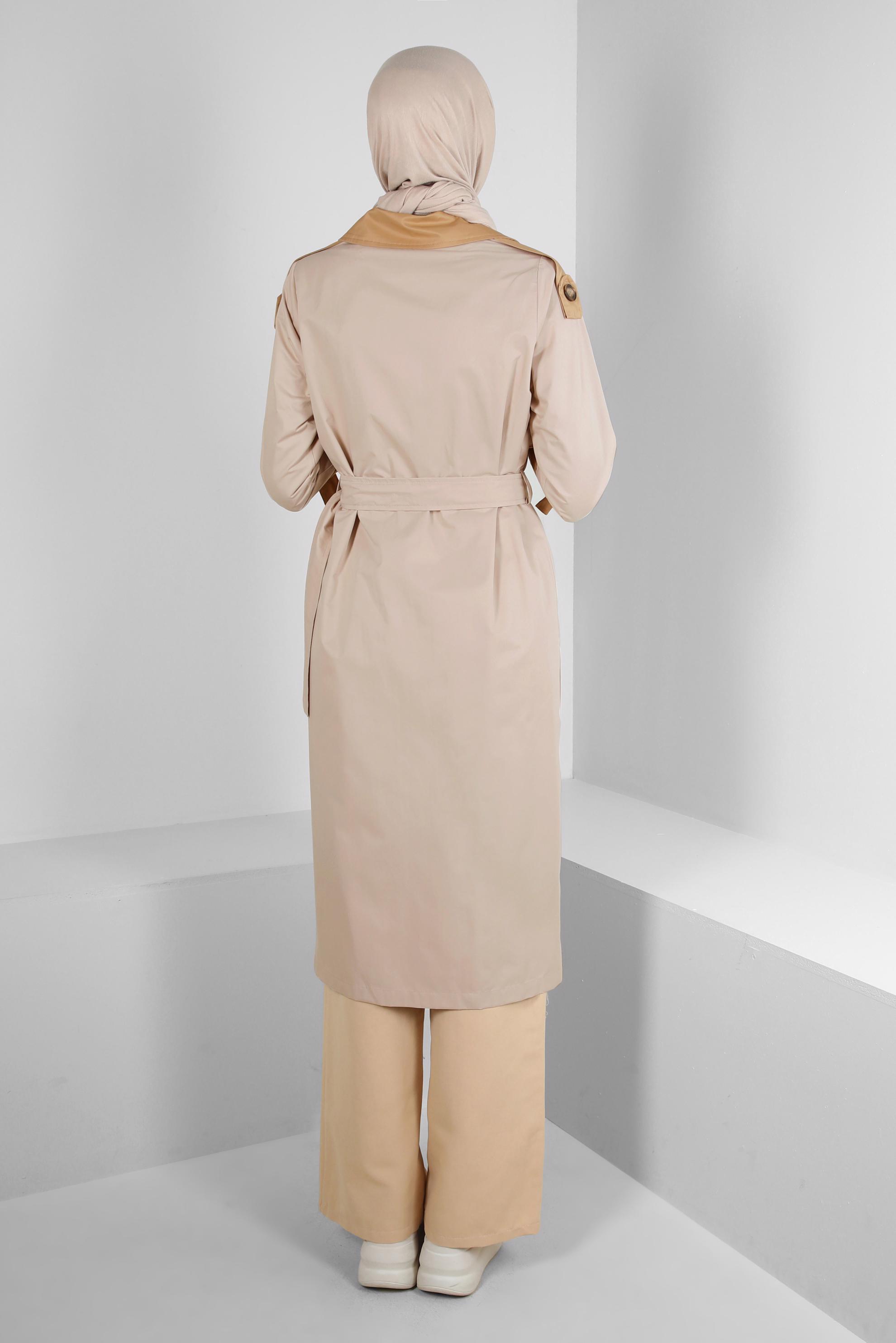 Tesettür giyim BEJ KEMERLİ DÜĞMELİ BANTLI TRENÇKOT 10765