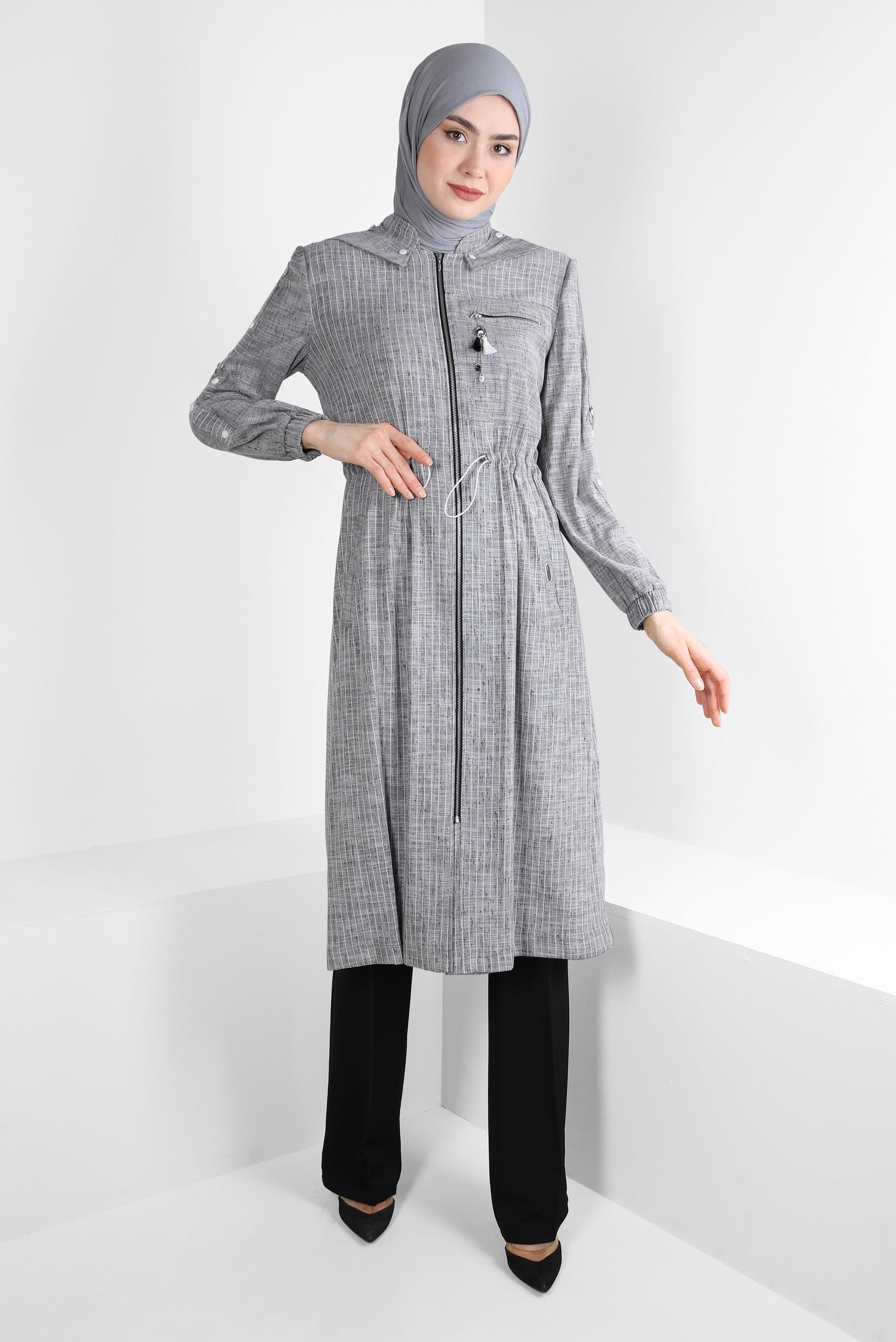 Tesettür giyim SİYAH ÇIKARILABİLİR KAPÜŞONLU ÇİZGİLİ TRENÇKOT 10767