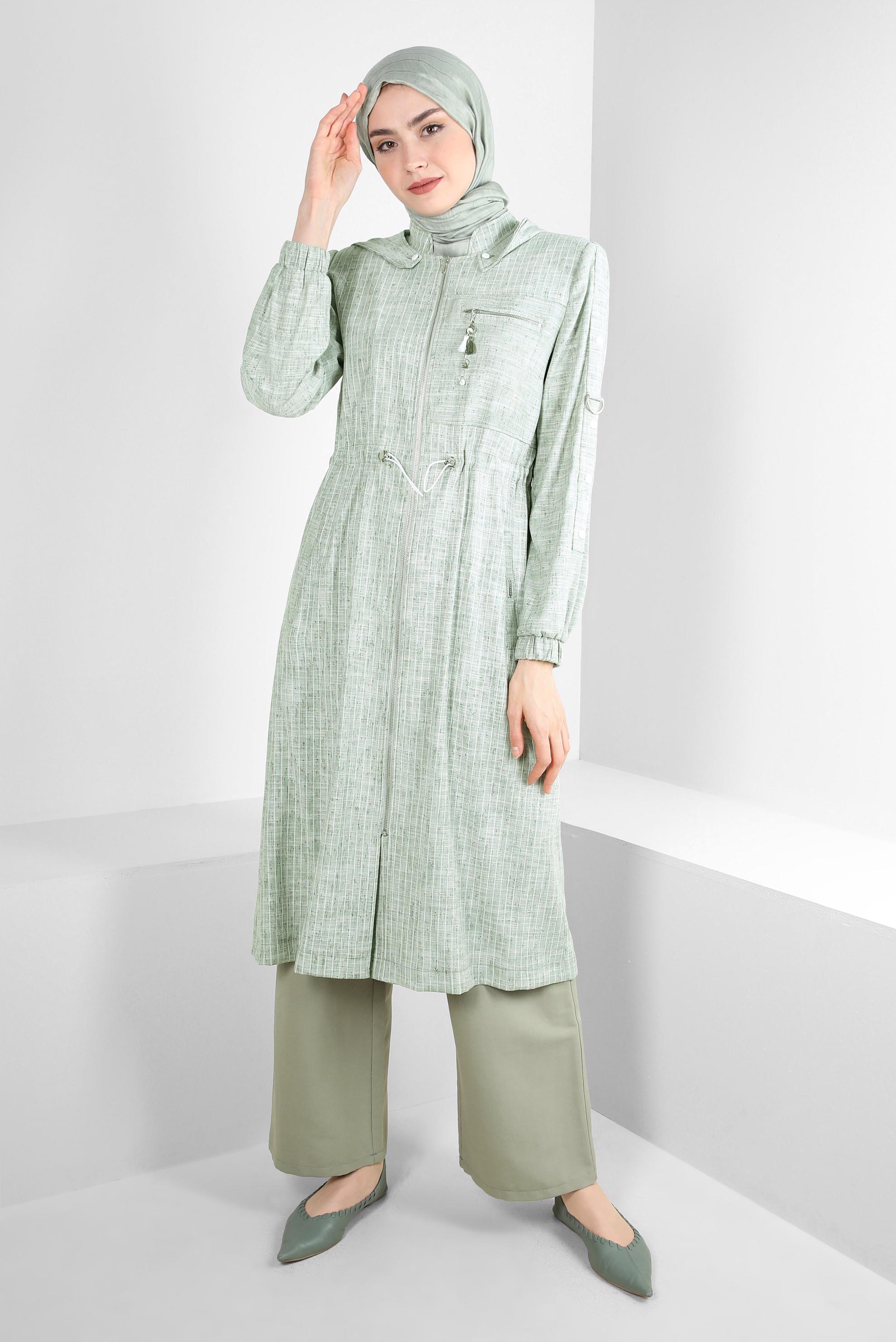 Tesettür giyim YEŞİL ÇIKARILABİLİR KAPÜŞONLU ÇİZGİLİ TRENÇKOT 10767