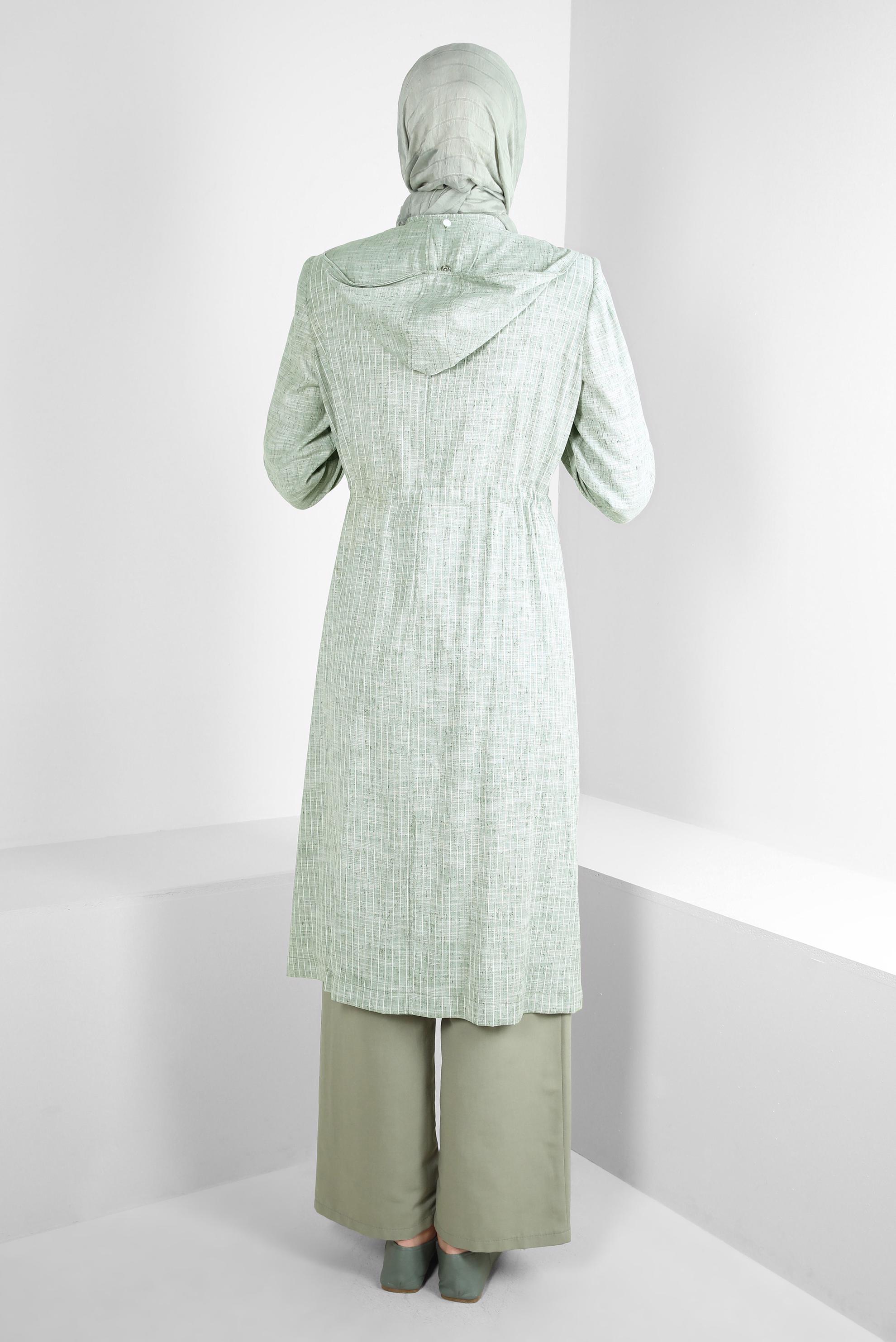 Tesettür giyim YEŞİL ÇIKARILABİLİR KAPÜŞONLU ÇİZGİLİ TRENÇKOT 10767