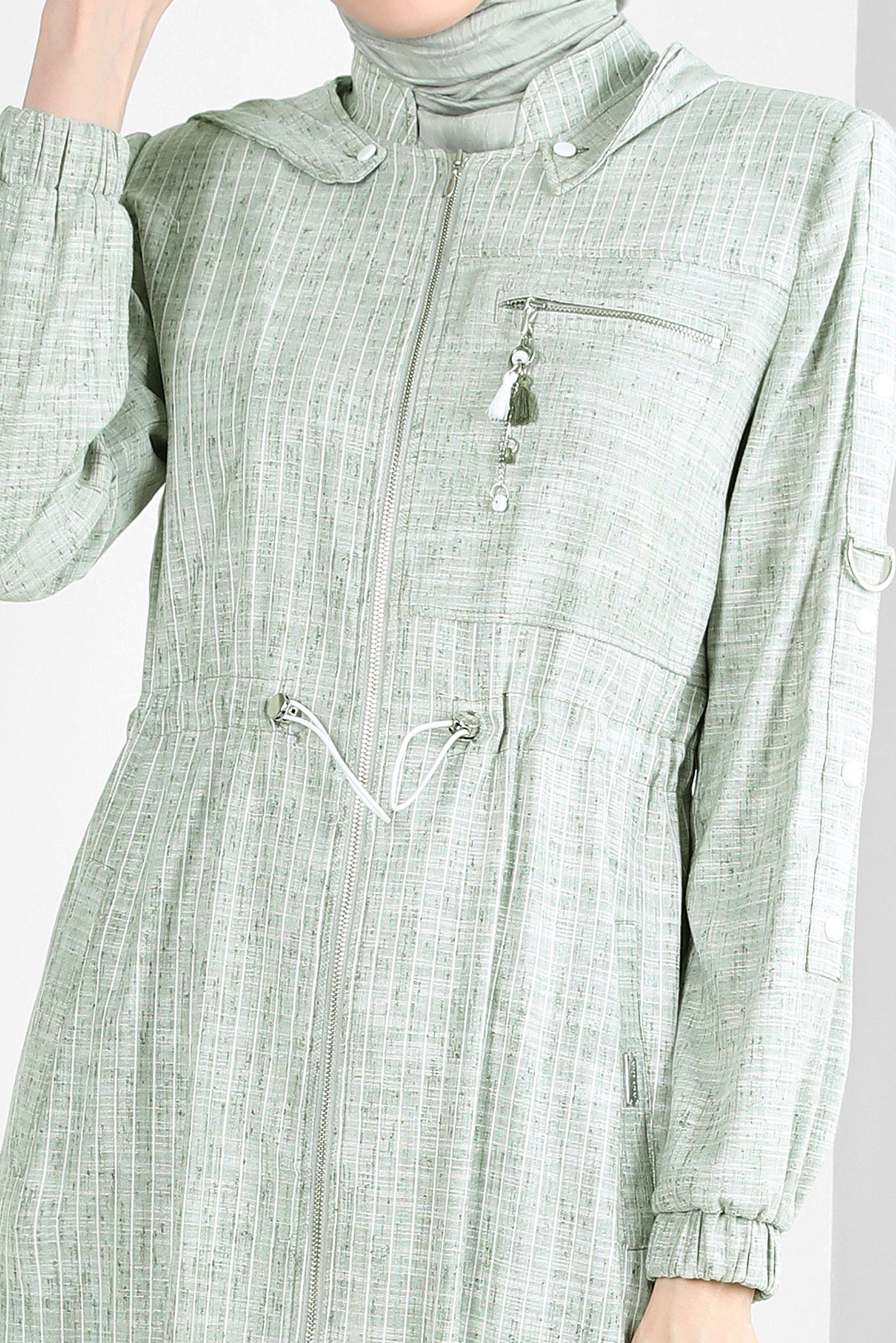 Tesettür giyim YEŞİL ÇIKARILABİLİR KAPÜŞONLU ÇİZGİLİ TRENÇKOT 10767