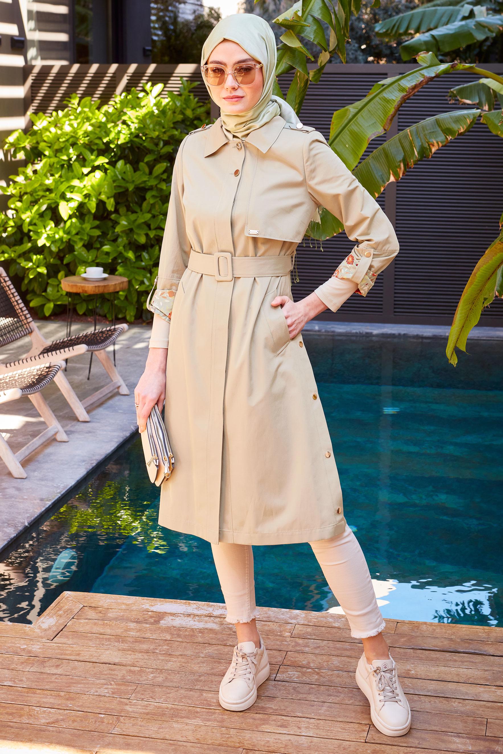 Tesettür giyim BEJ MANŞETLERİ DESENLİ KEMERLİ TRENÇKOT 10771