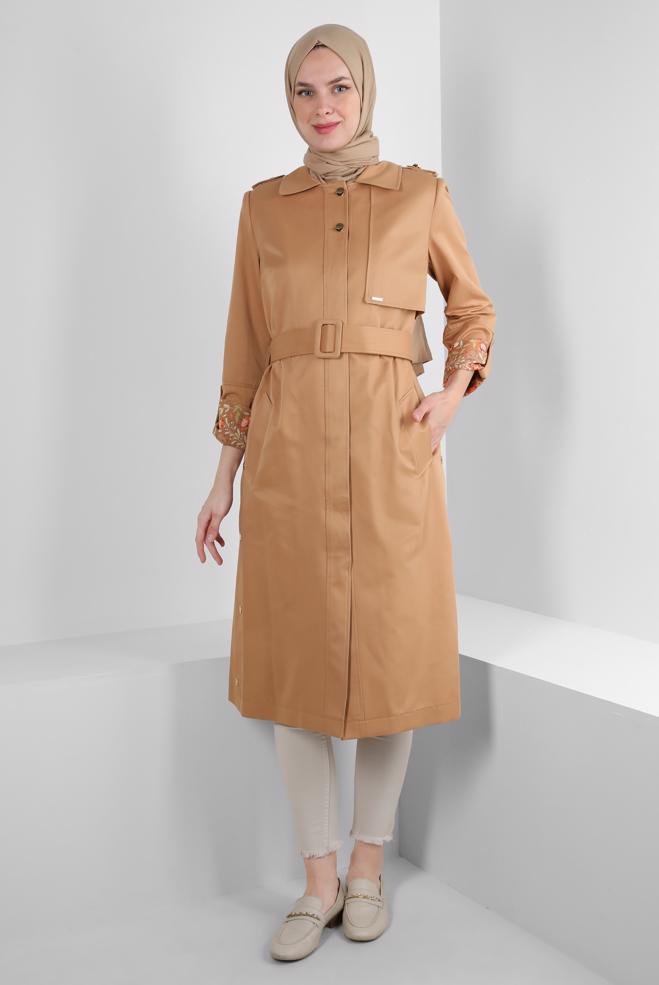 Tesettür giyim KAHVE MANŞETLERİ DESENLİ KEMERLİ TRENÇKOT 10771 - ALVİNA