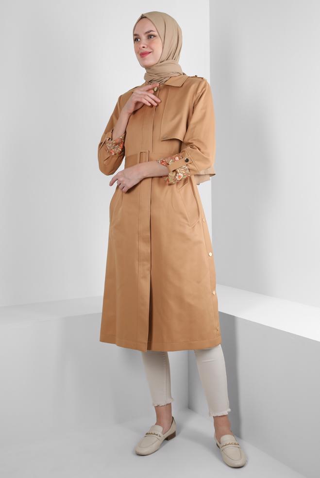 Tesettür giyim KAHVE MANŞETLERİ DESENLİ KEMERLİ TRENÇKOT 10771 - ALVİNA