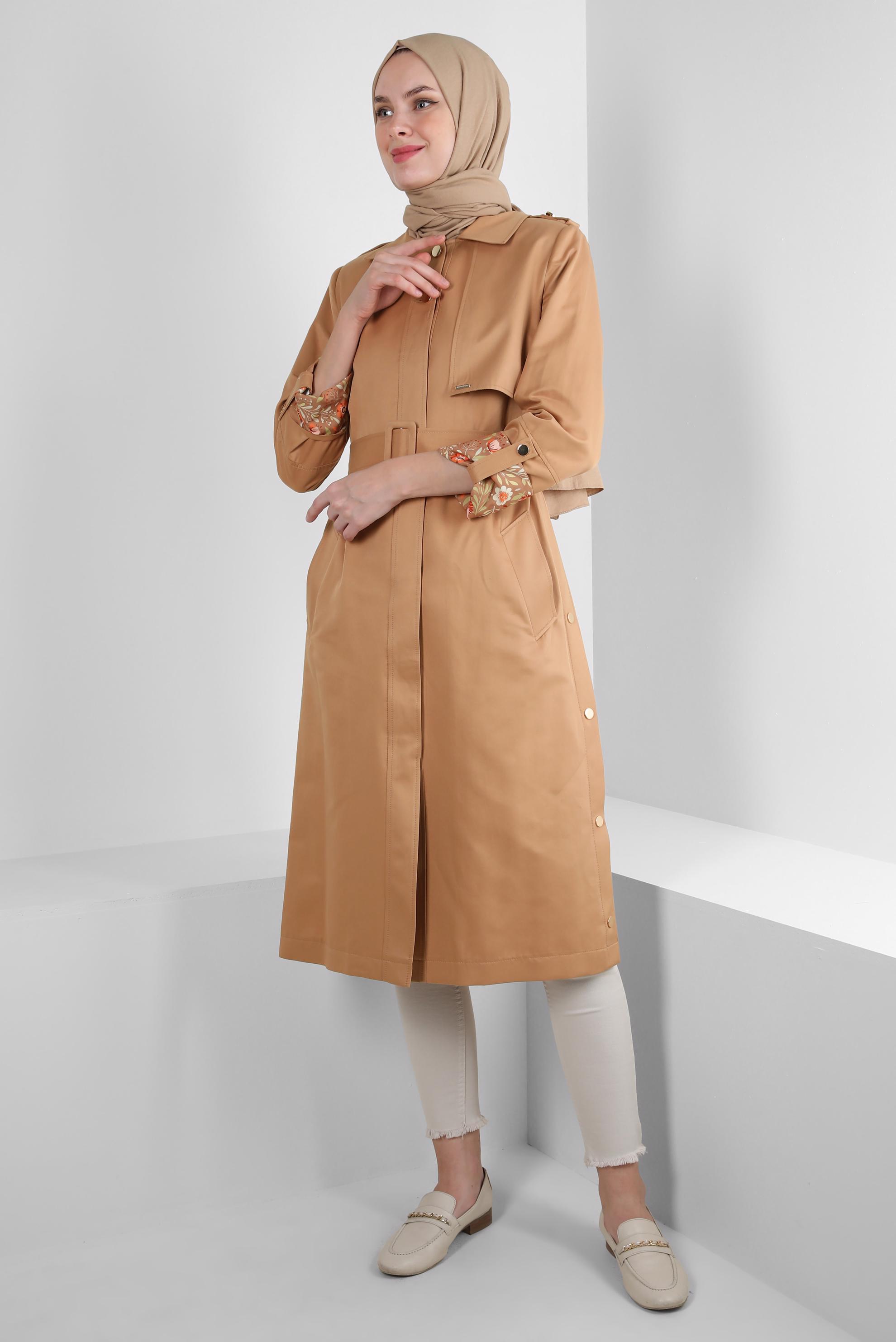 Tesettür giyim KAHVE MANŞETLERİ DESENLİ KEMERLİ TRENÇKOT 10771