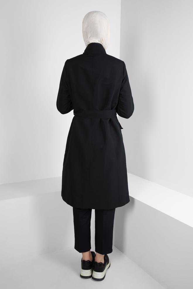 Tesettür giyim SİYAH KEMERLİ YAKASI BÜZGÜLÜ BANTLI TRENÇKOT 10772	 - ALVİNA