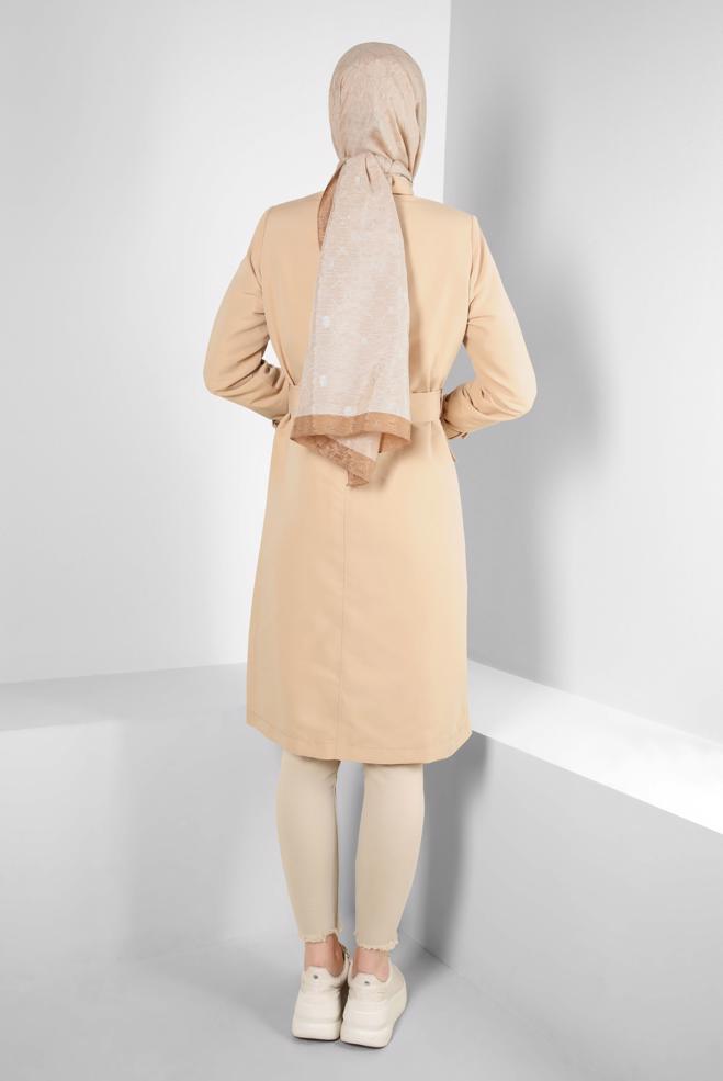 Tesettür giyim KAHVE KEMERLİ YAKASI BÜZGÜLÜ BANTLI TRENÇKOT 10772	 - ALVİNA