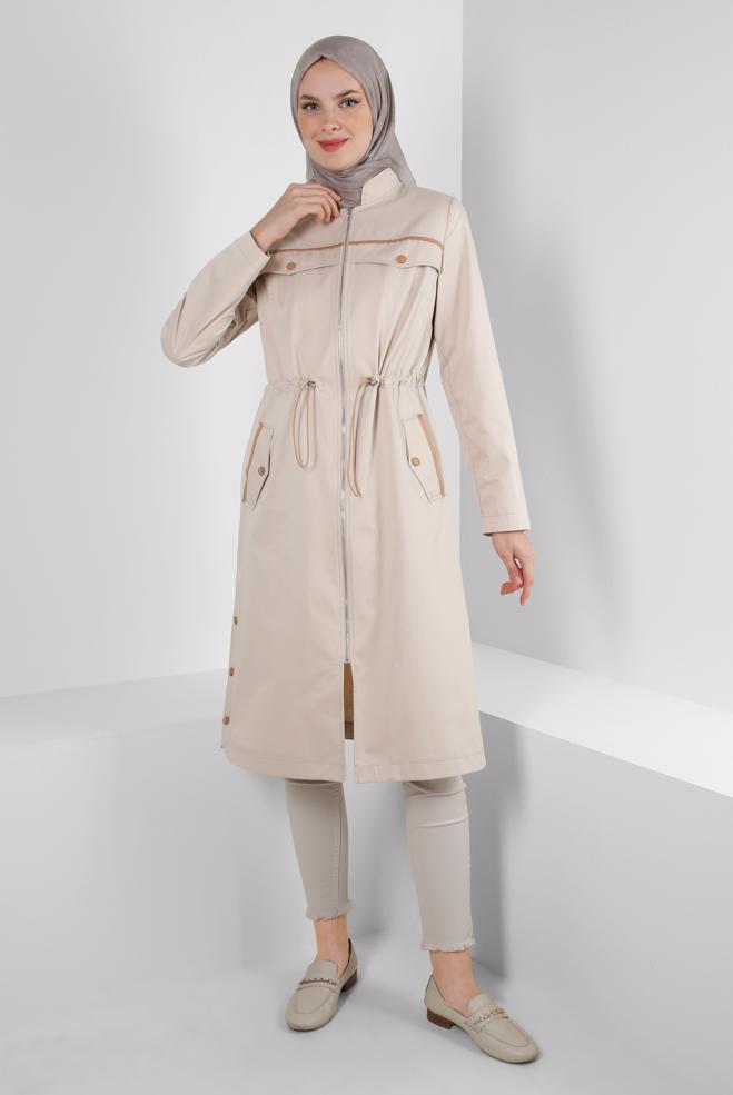 Tesettür giyim BEJ BELİ BÜZGÜLÜ FERMUARLI TRENÇKOT 10773 - ALVİNA