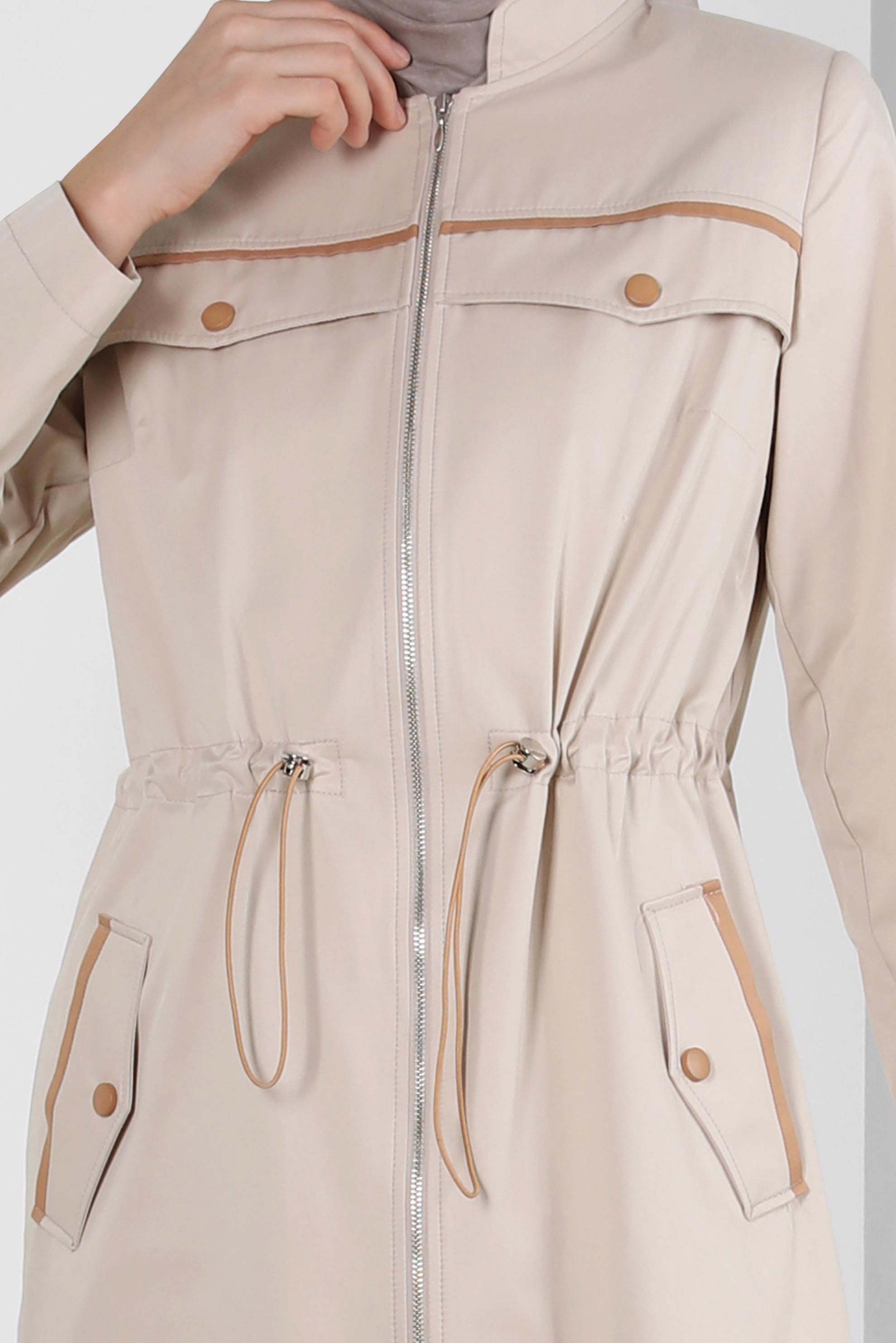 Tesettür giyim BEJ BELİ BÜZGÜLÜ FERMUARLI TRENÇKOT 10773