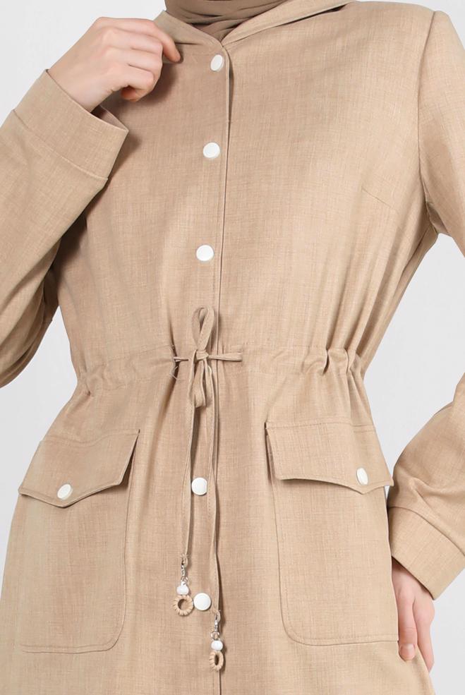 Tesettür giyim KAHVE KAPÜŞONLU BELİ BÜZGÜLÜ TRENÇKOT 10778 - ALVİNA